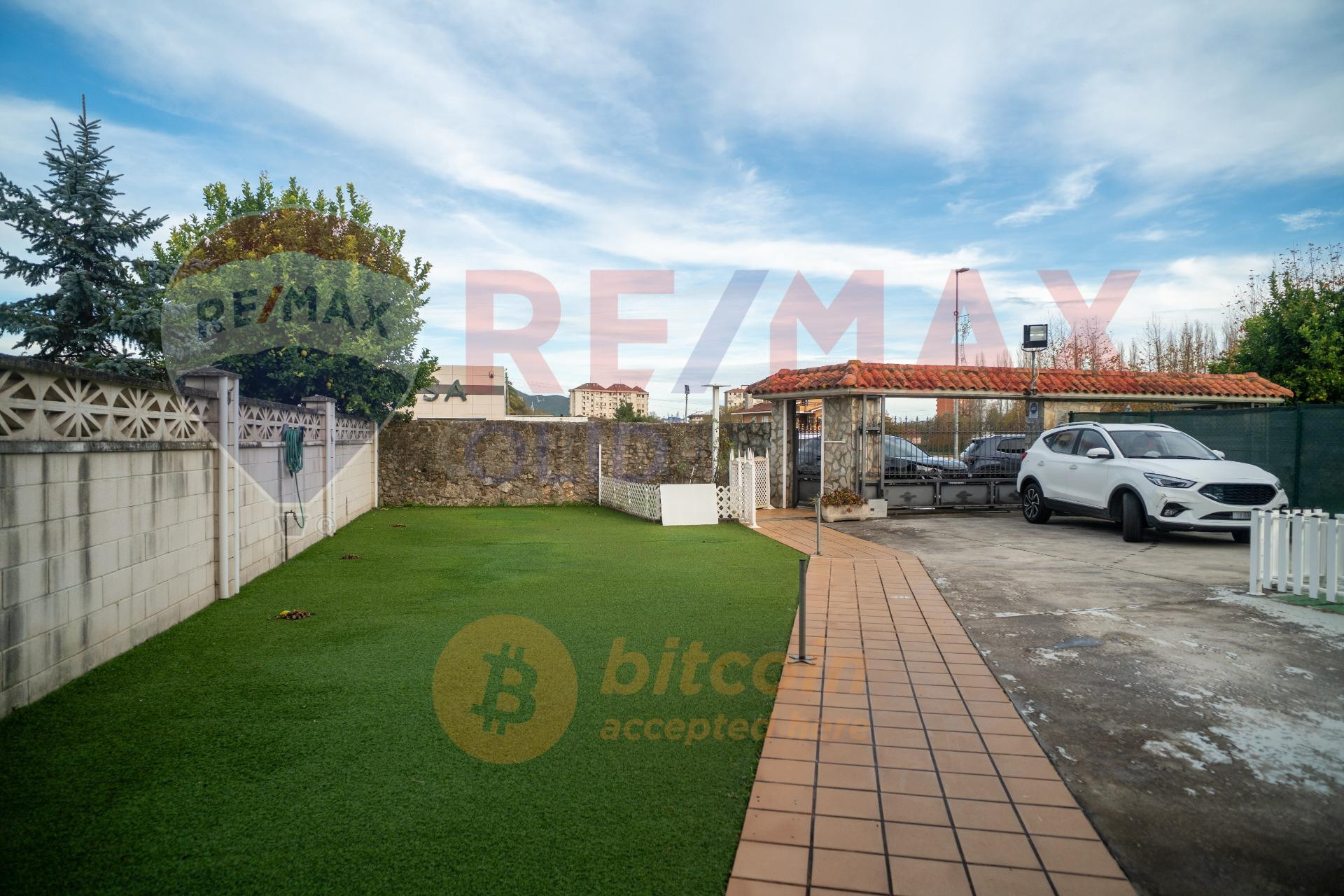 CHALET PAREADO CON JARDIN EN LAREDO - foto 3
