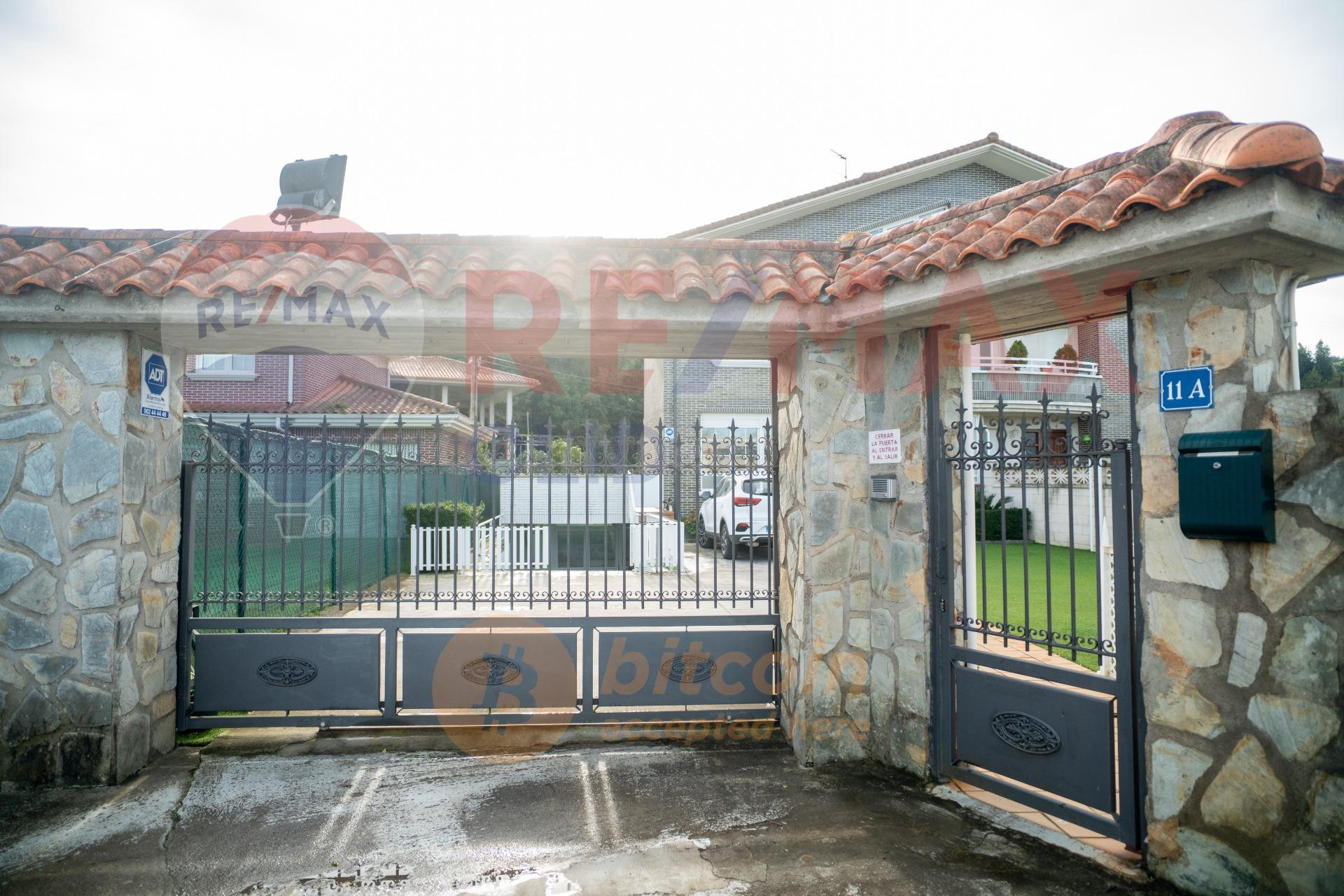 CHALET PAREADO CON JARDIN EN LAREDO - foto 4