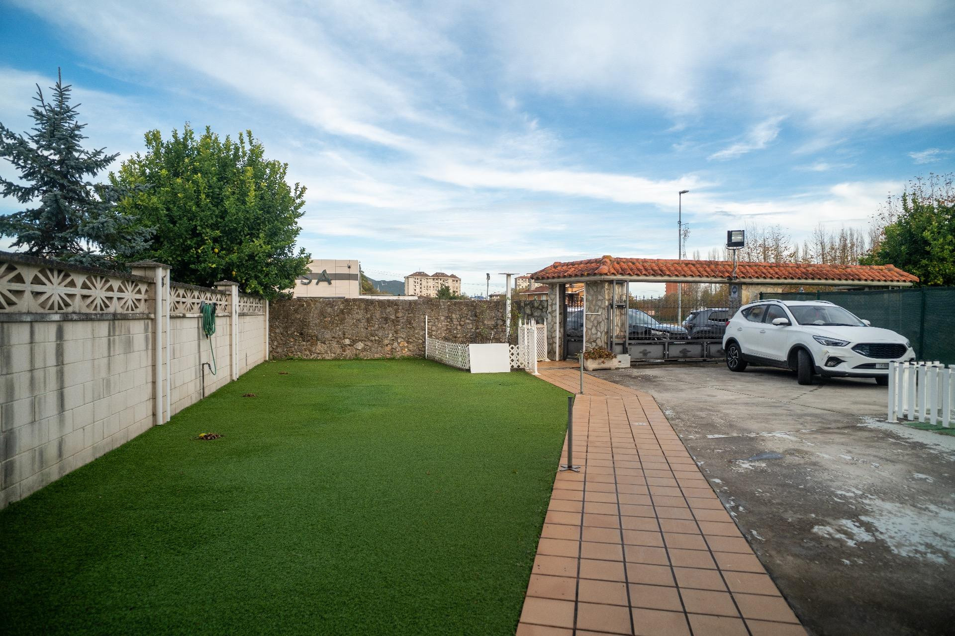 CHALET PAREADO CON JARDIN EN LAREDO - foto 2