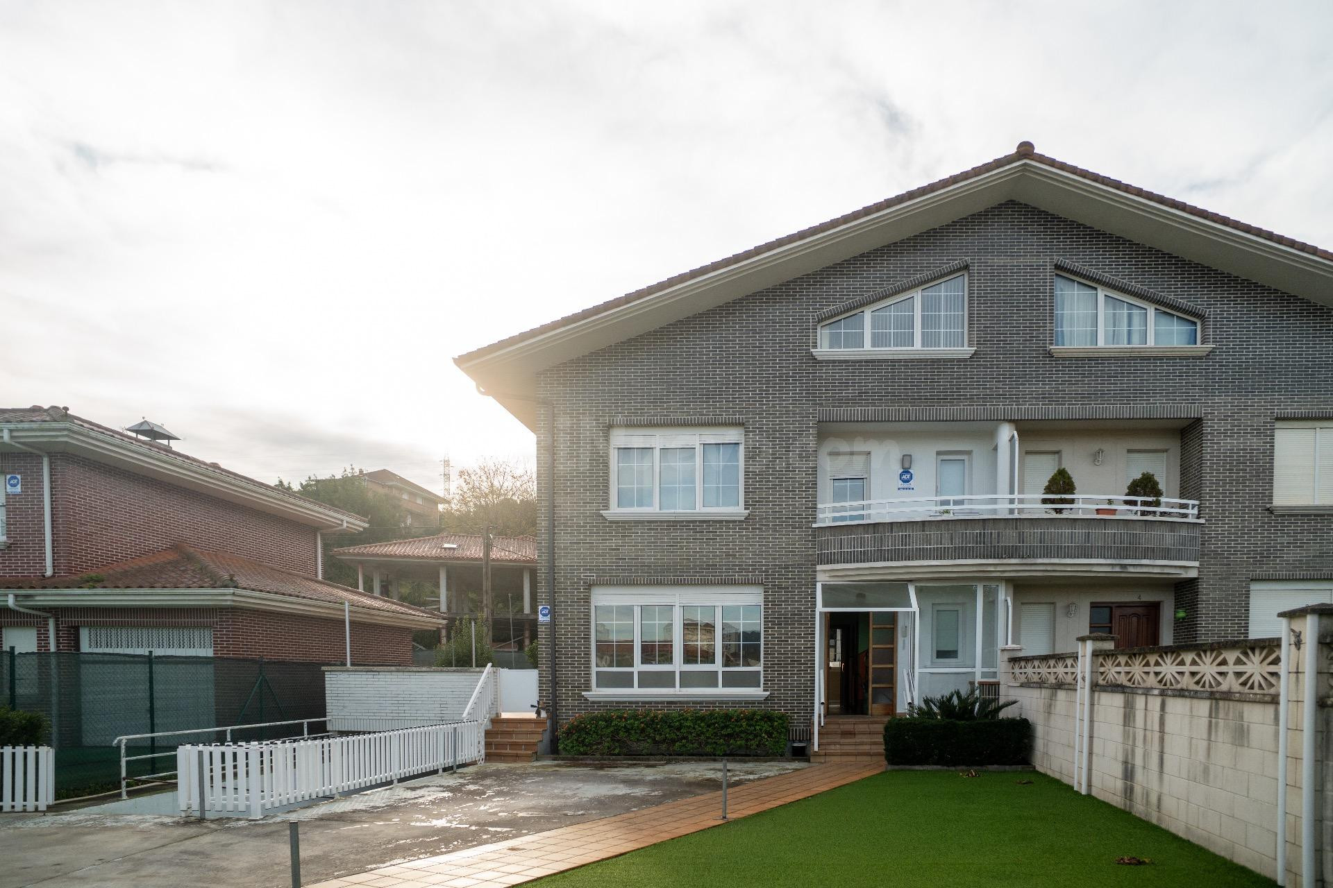 CHALET PAREADO CON JARDIN EN LAREDO - foto 3