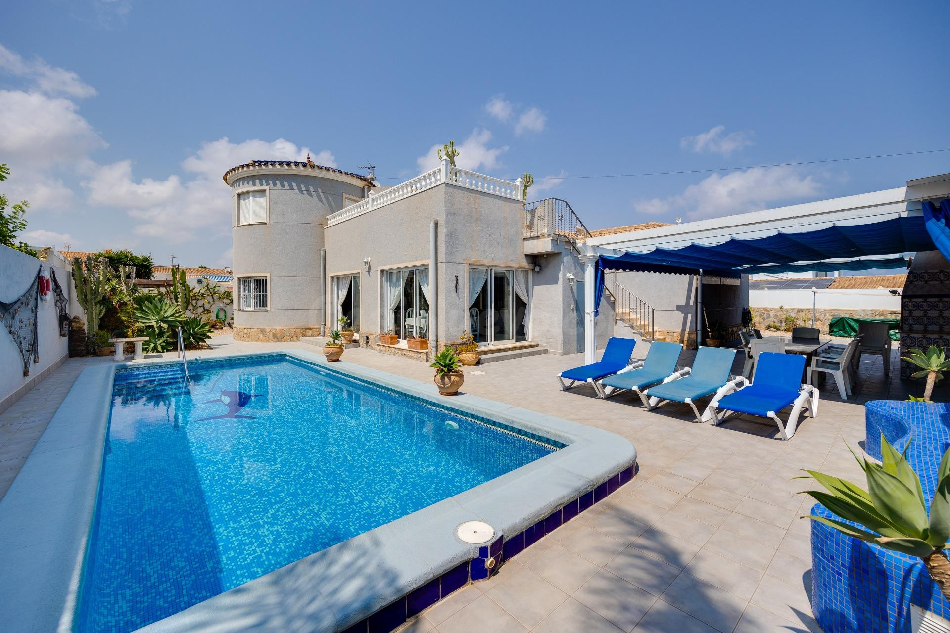 Impresionante Villa en La Regia-Cabo Roig con Piscina Privada  4 APARTAMENTOS INDEPENDIENTES - LICENCIA TURÍSTICA