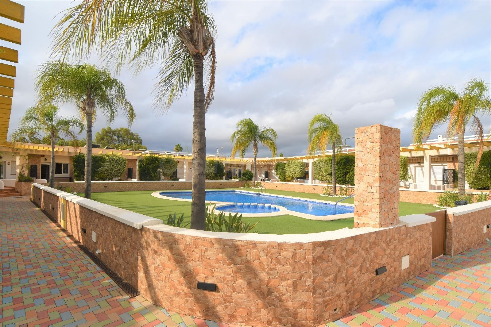 Encantador Bungalow de Una Sola Planta con Piscina Comunitaria en Mil Palmeras 🌴🏡