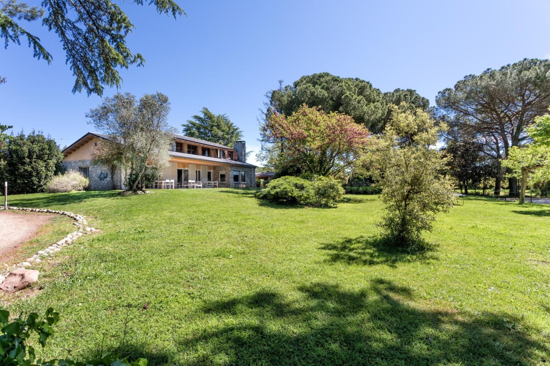 Fantástico chalet en el campo a 30 km de Barcelona. Con licencia de Aquiler Turístico