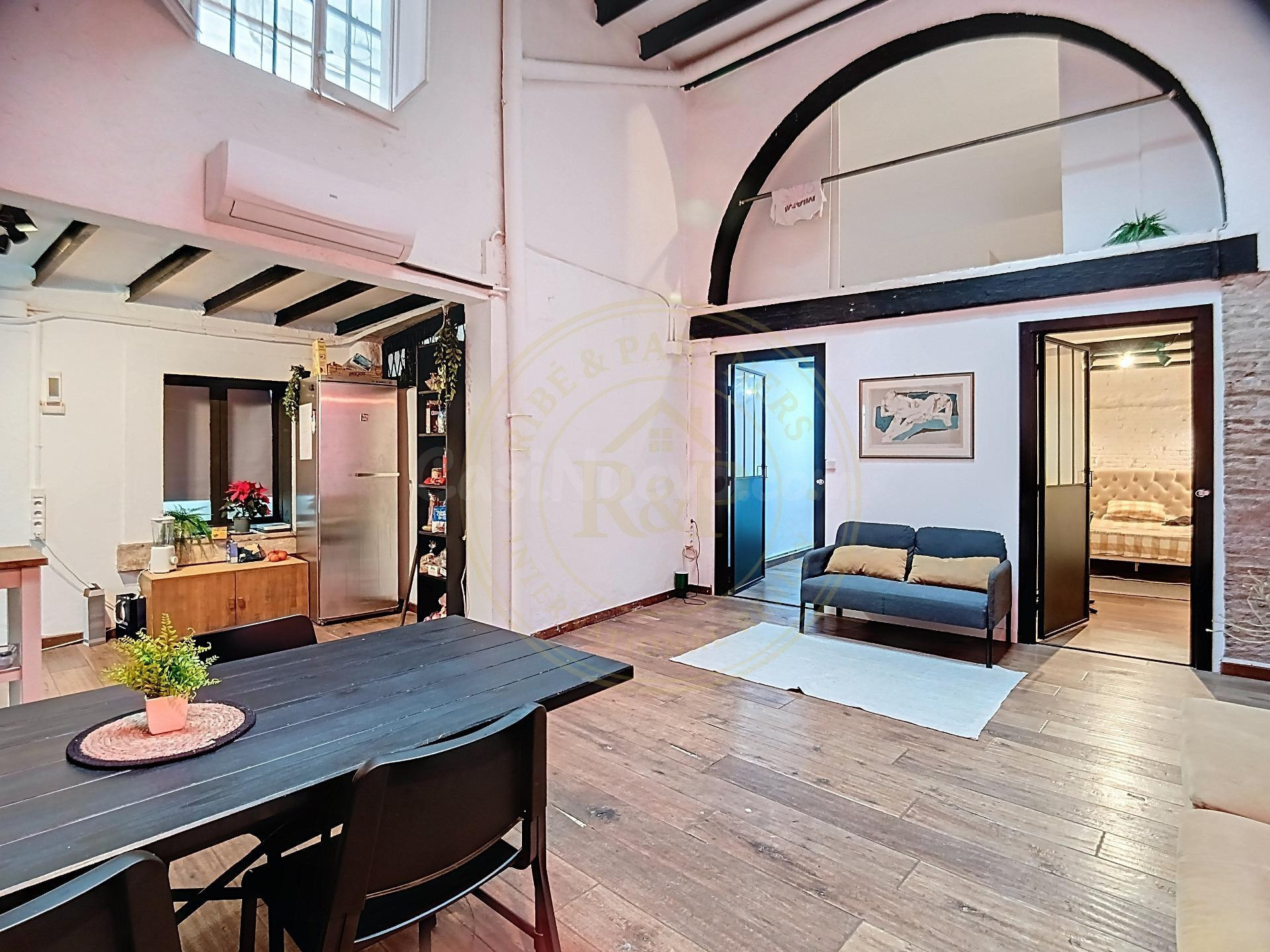 Local reformado en venta en Carrer d’Avinyó, Rentabilidad bruta del 6% – Ideal para vivir, trabajar o emprender