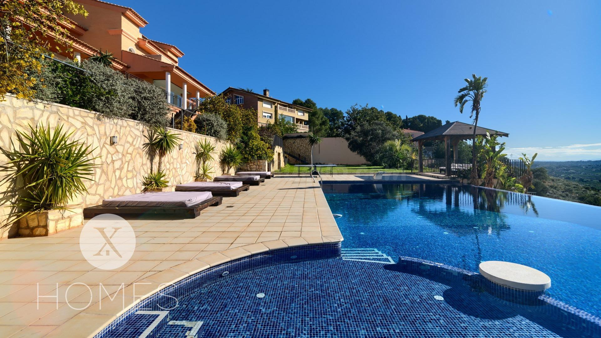 Villa de lujo con vistas panorámicas, apartamento independiente y gran espacio diáfano