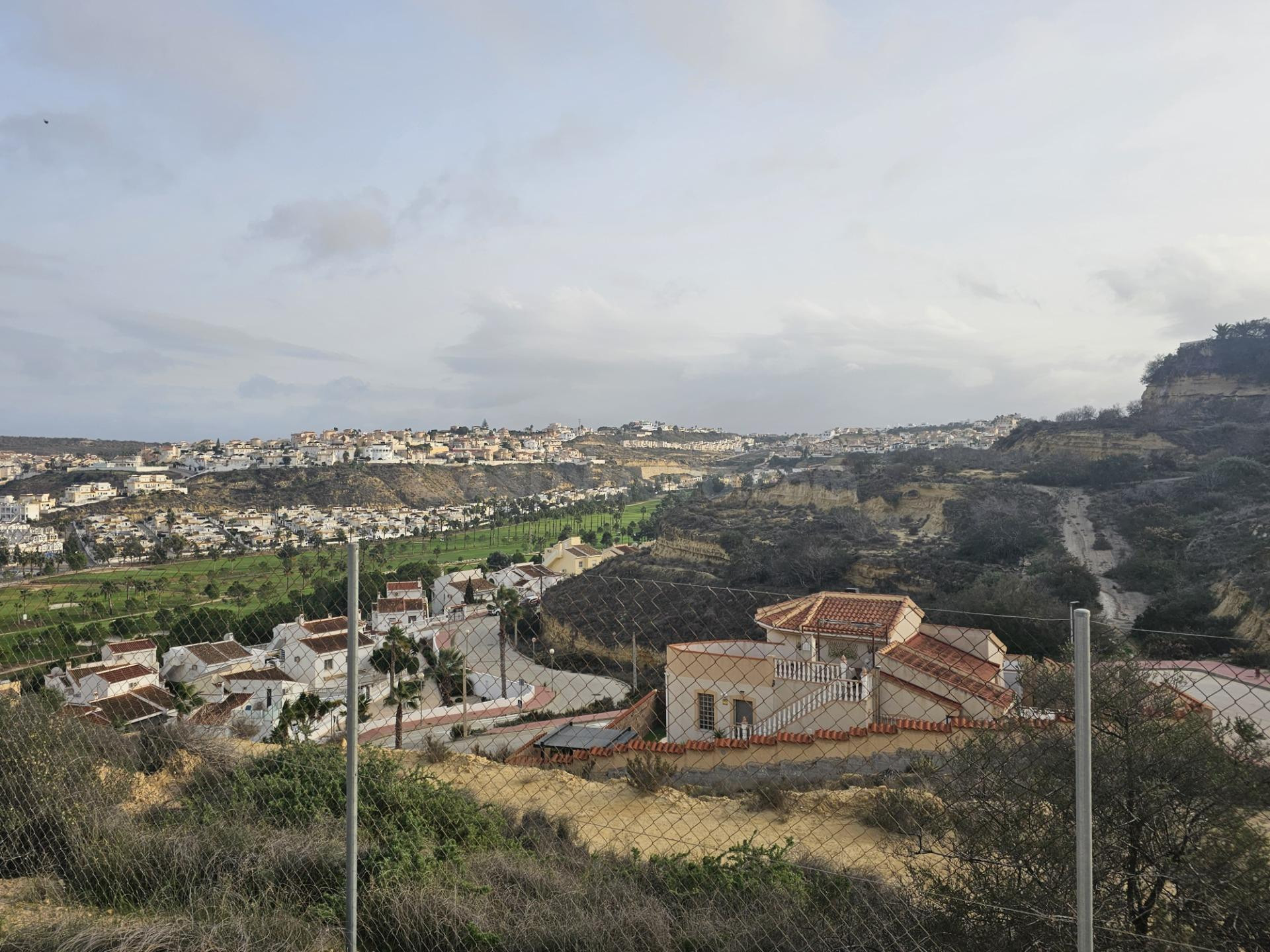 PARCELA URBANA DE 1.142 M2 EN  CIUDAD QUESADA FRENTE AL CAMP