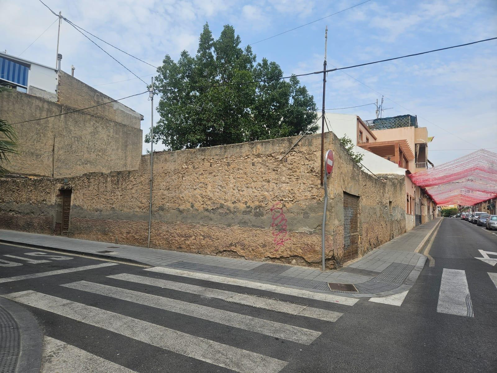 Oportunidad Única: Solar de 360m2 Haciendo Esquina en el Bar
