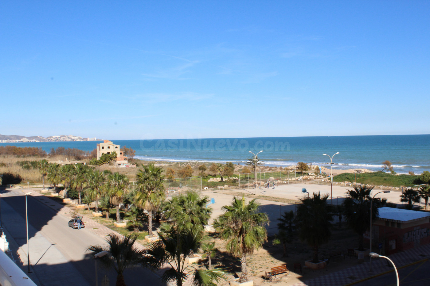 Apartamento seminuevo con vistas al mar y con piscina - foto 2