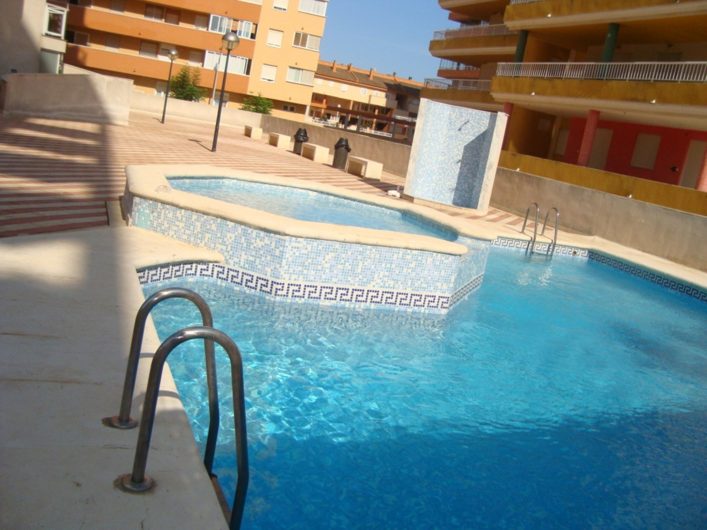 Apartamento seminuevo con vistas al mar y con piscina - foto 3