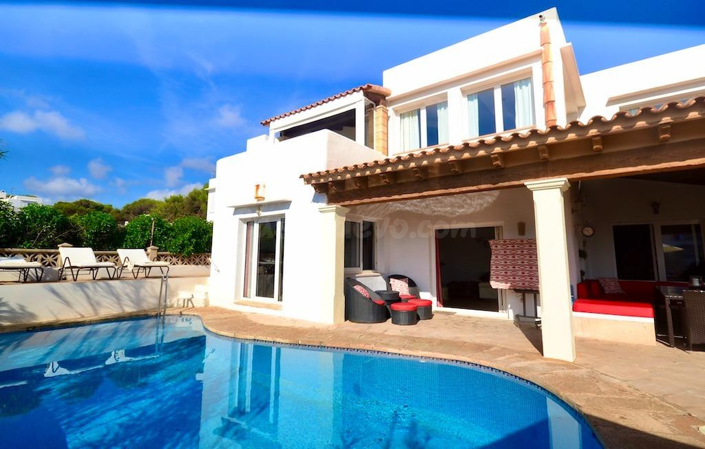 Exclusiva Villa en Primera Línea de Cala d'Or: Tu Refugio Junto al Mar