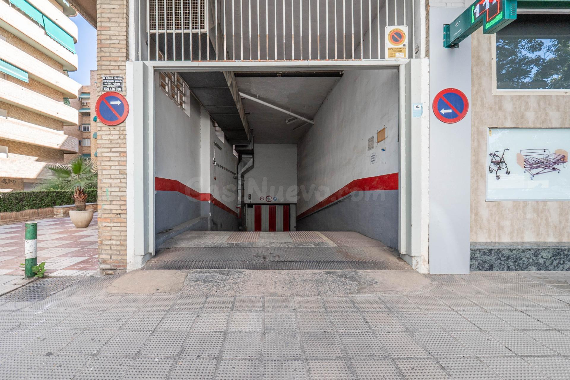 Plaza de garaje cerrado con estanterías en parque Genil cerca de Hospital La Inmaculada