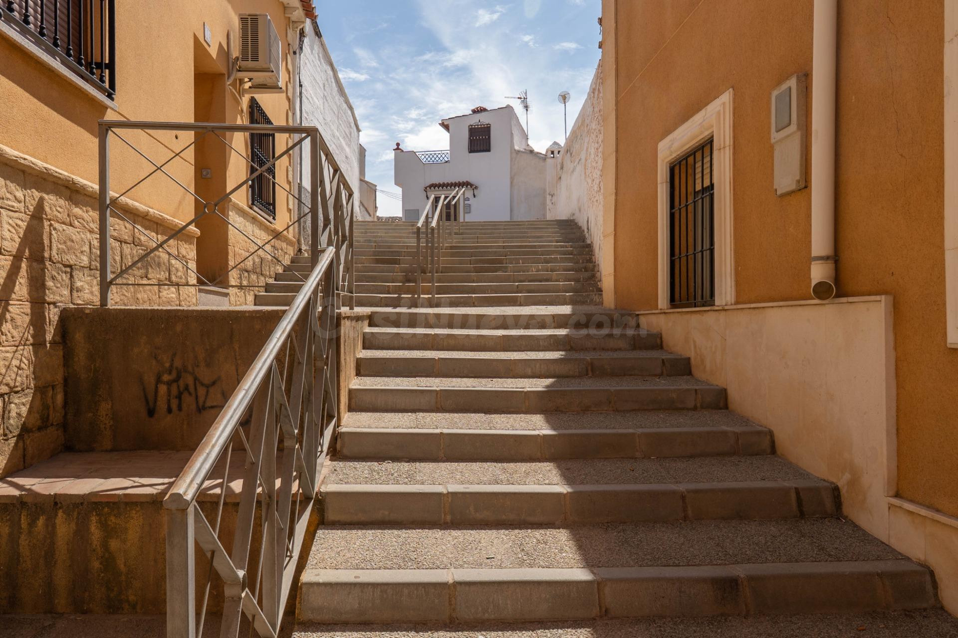 Amplia Casa en Venta en Guadix - Oportunidad de Inversión - foto 2