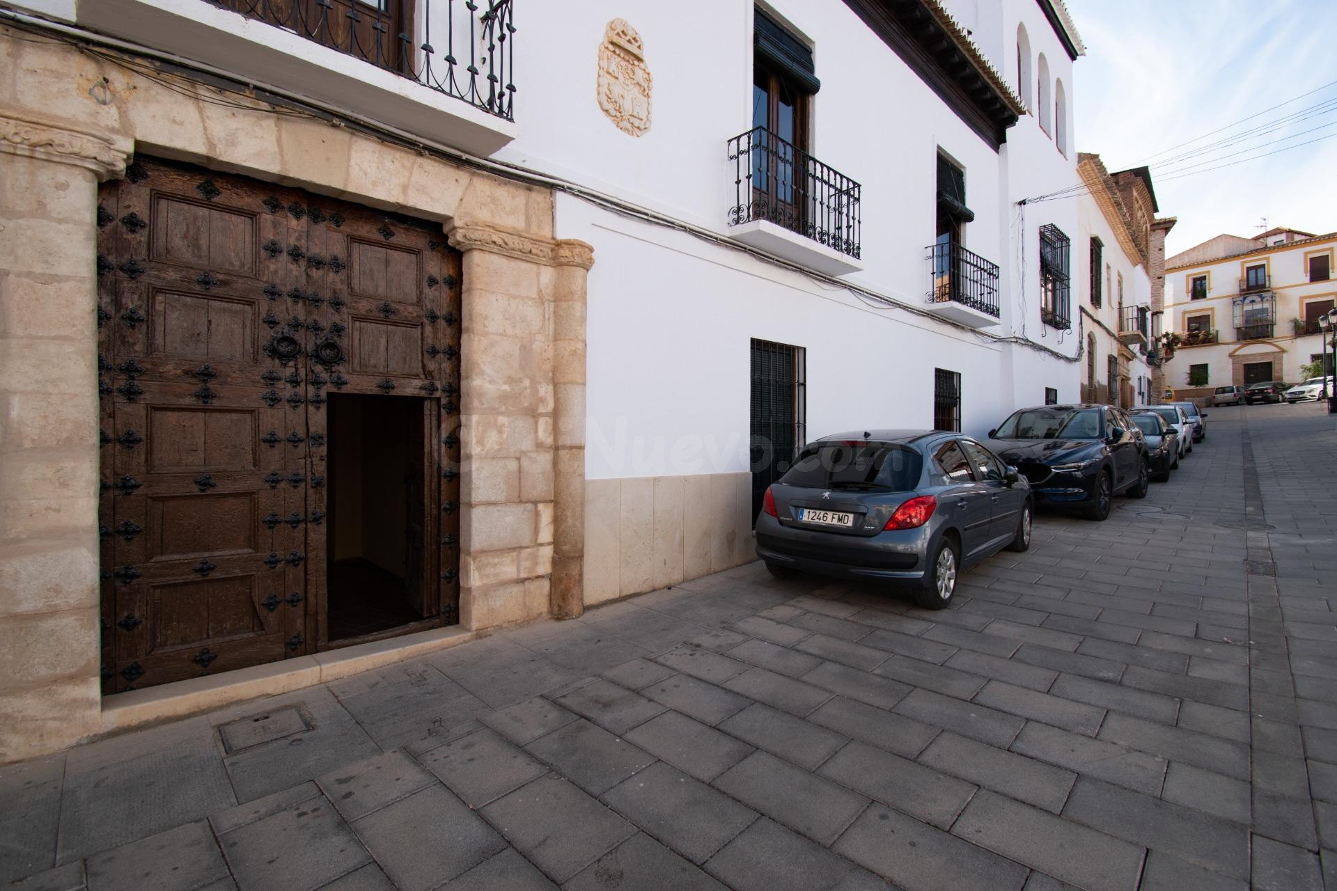 Casa de grandes dimensiones ubicada en la calle Duende, cerc - foto 4