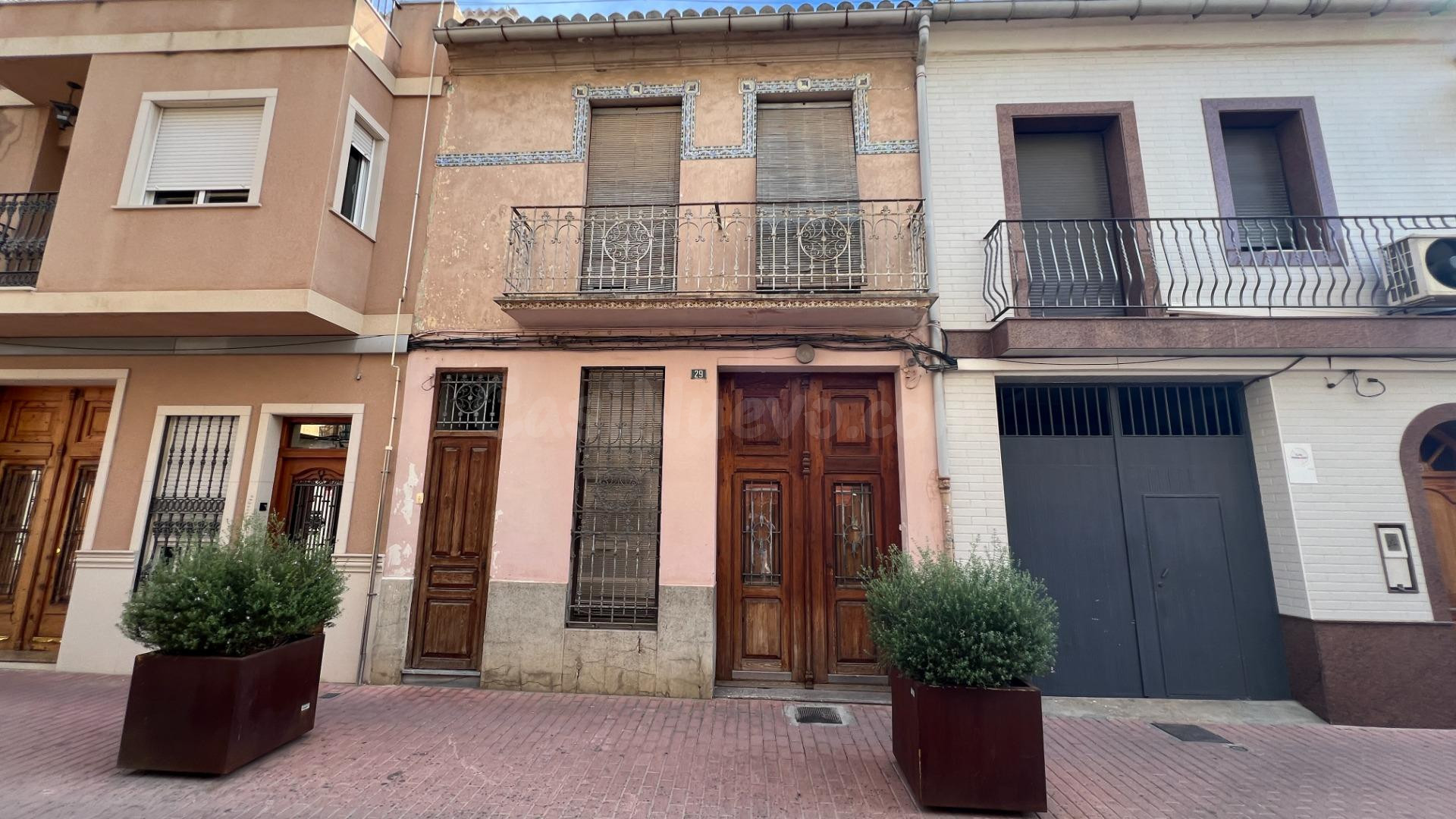 🏡 Oportunidad única en el corazón del casco antiguo de Silla 🏡