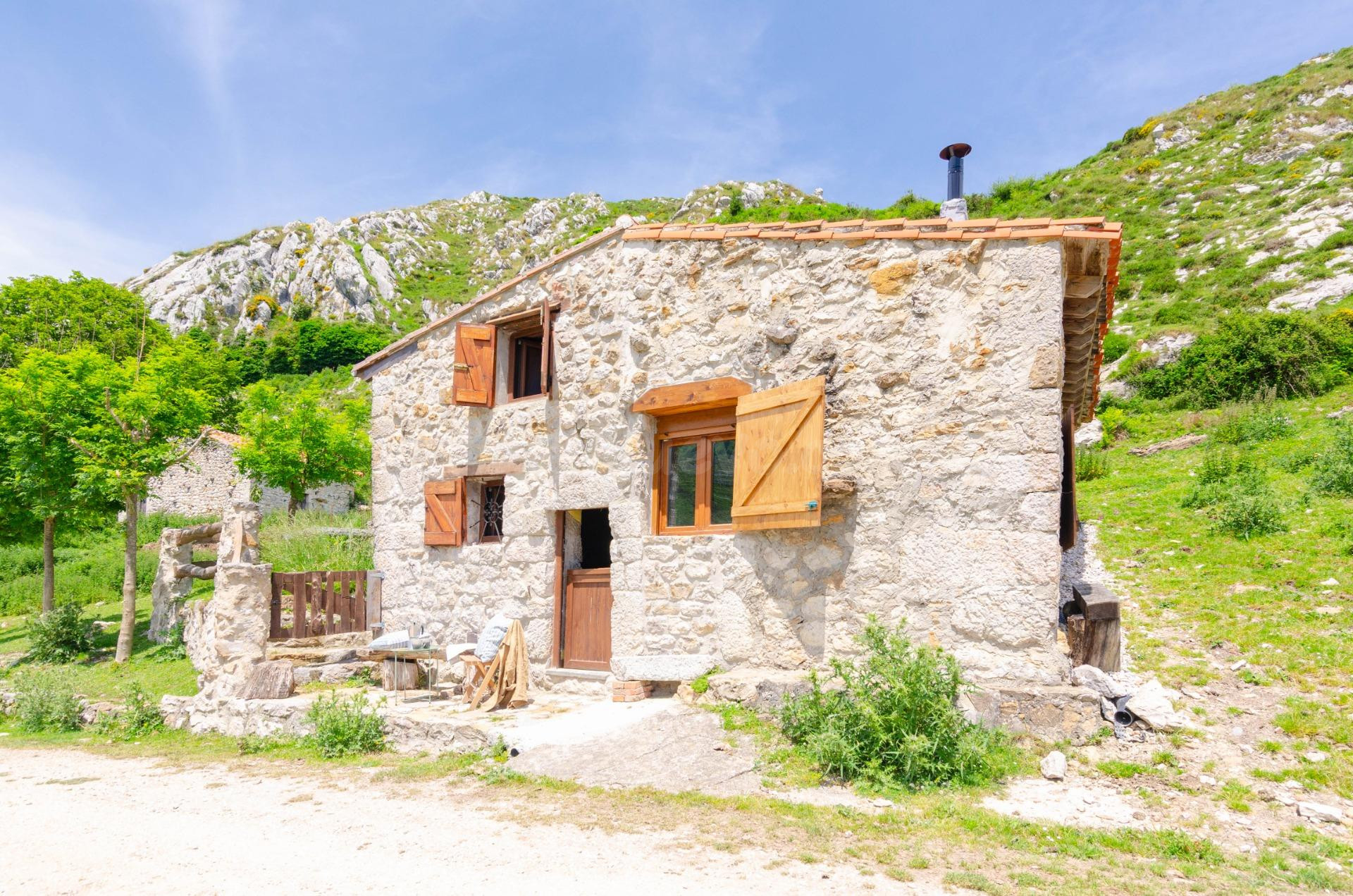 CABAÑA DE PIEDRA EN EL CORAZÓN DE LOS PICOS DE EUROPA - foto 2