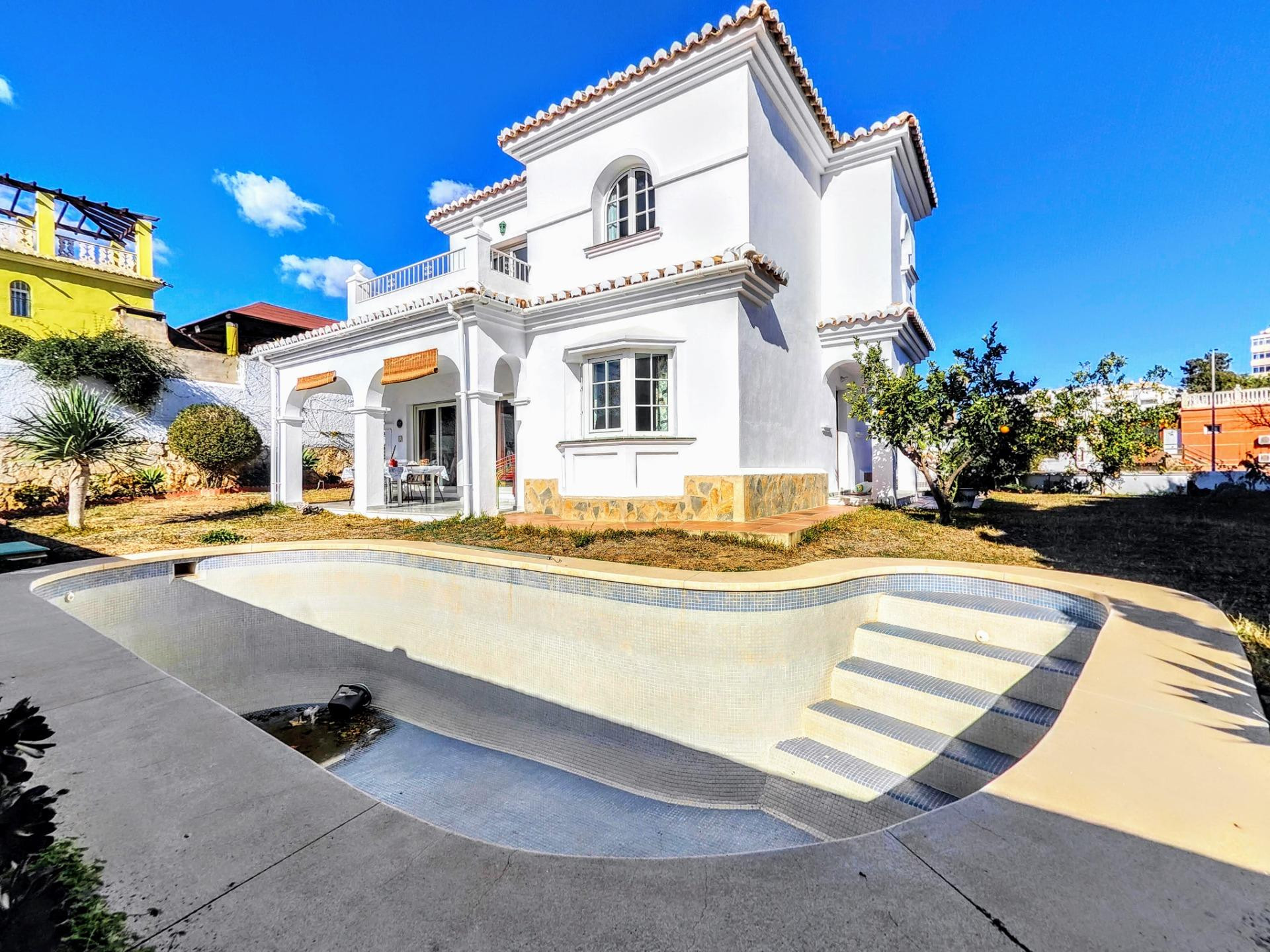 VILLA INDEPENDIENTE  A 500 M DE LA PLAYA ,  ZONA PLAZA SOLYMAR