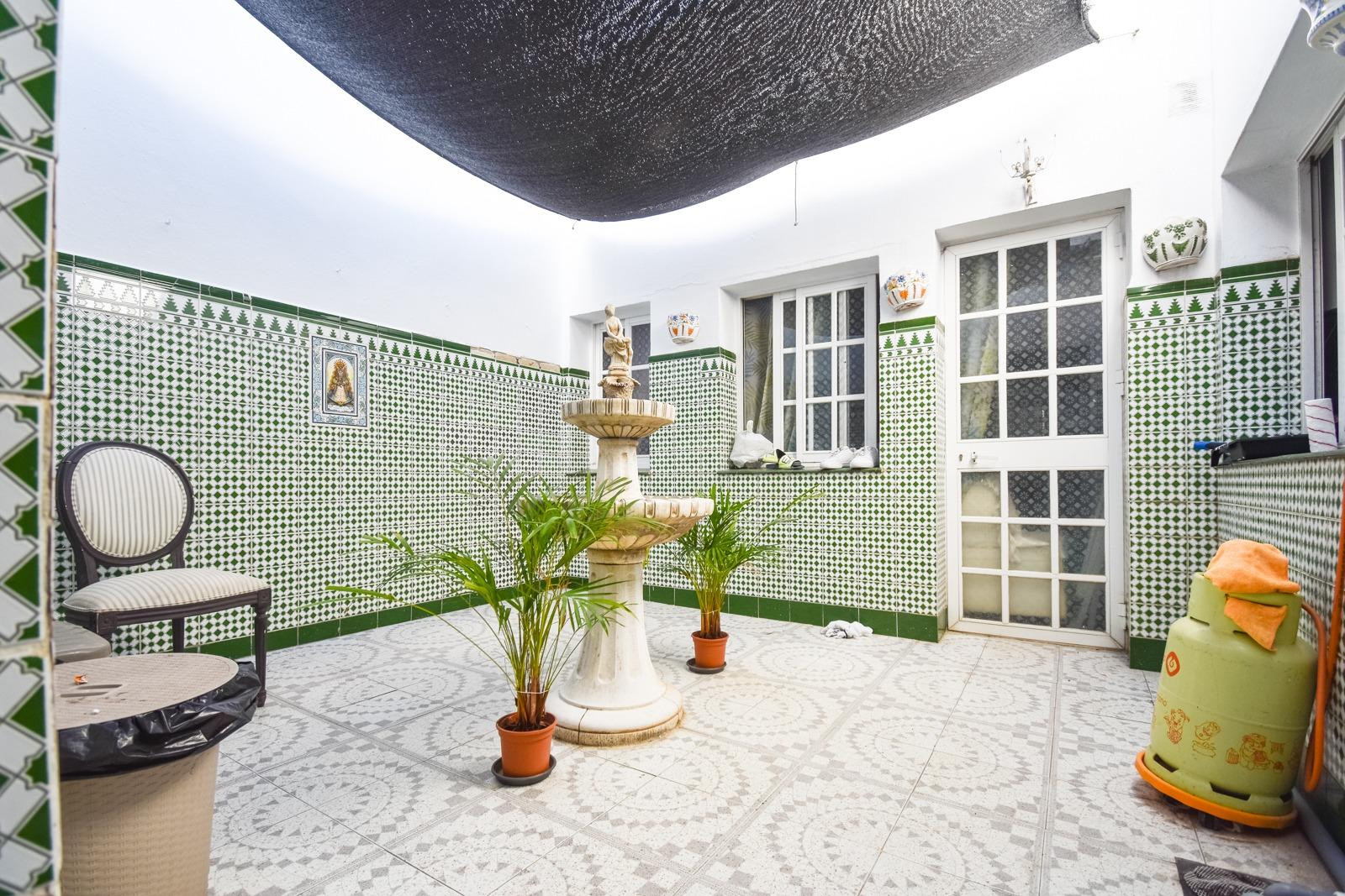 EDIFICIO EN VENTA, 2 GARAJES, 2 PISOS, TERRAZA SOLARIUM, EN LAS LAGUNAS