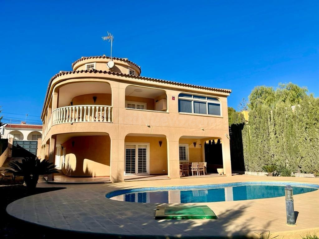 INPRESIONANTE VILLA DE 4 DORMITORIOS EN ZONA LOS BALCONES CON PISCINA PRIVADA
