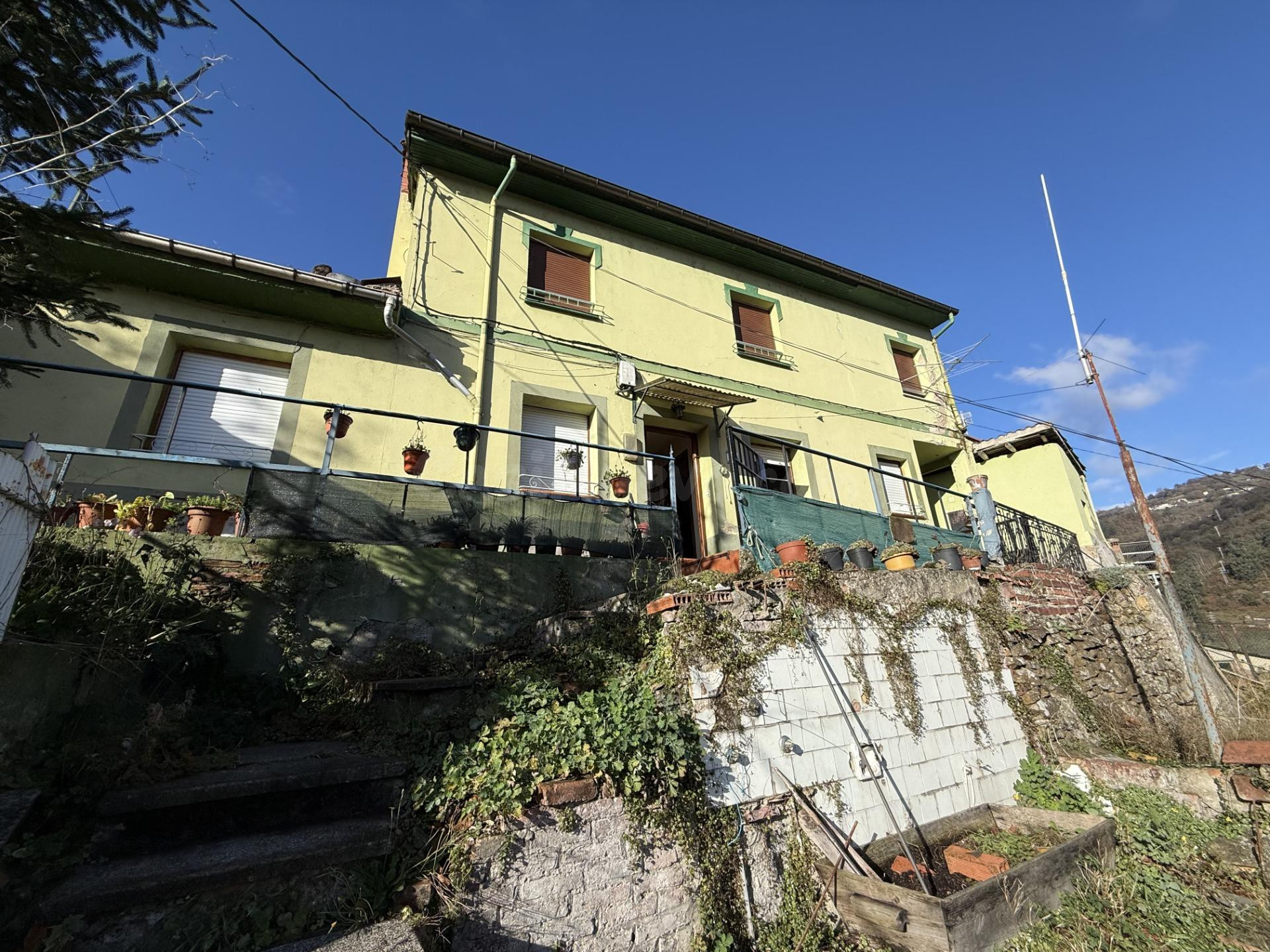 Casa reformada con terraza y terreno en Blimea – Rodeada de  - foto 4