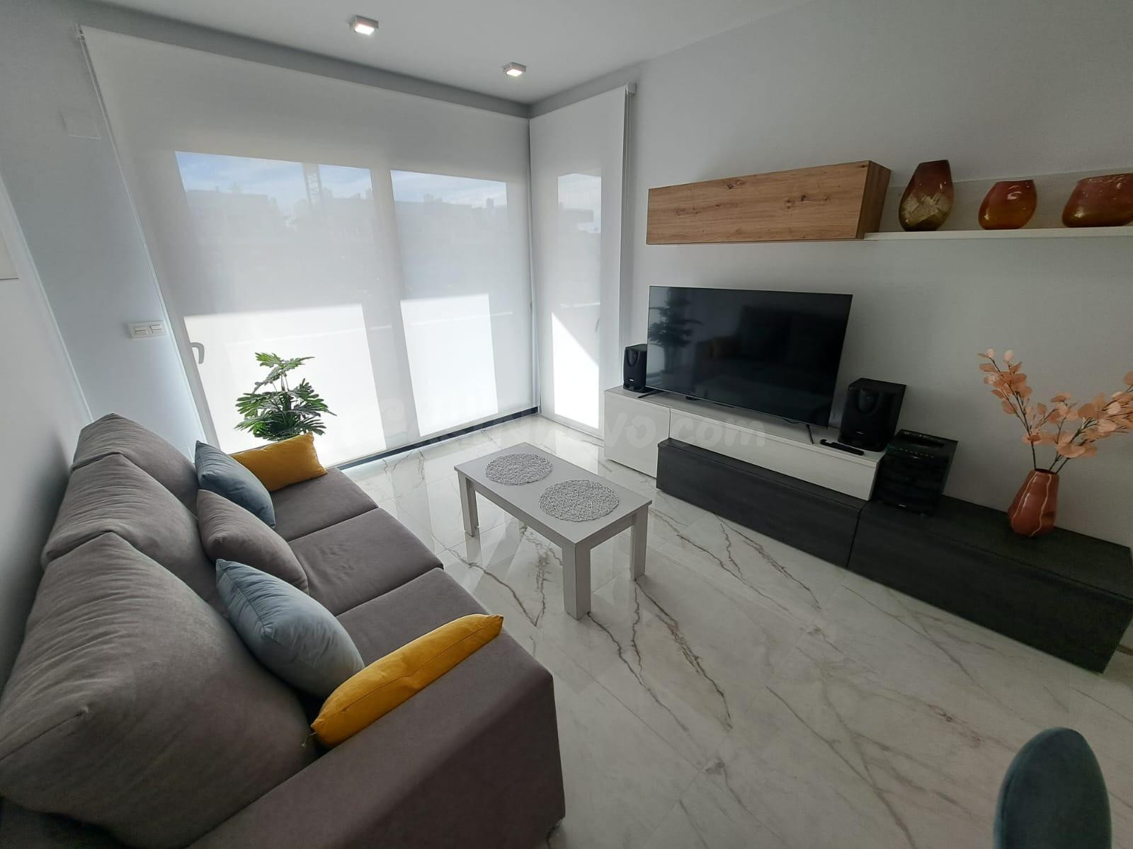 Seminuevo apartamento con 2 dormitorios - foto 2