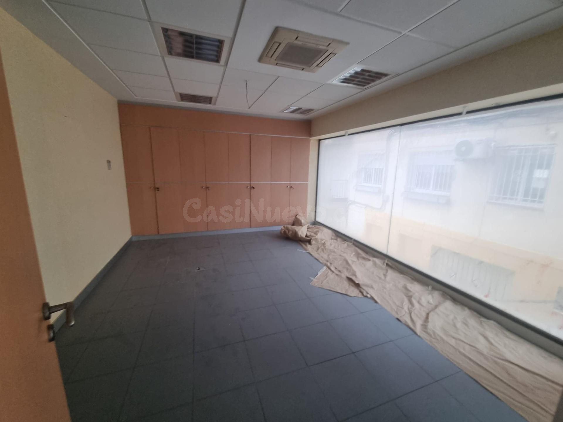 **SE ALQUILA ESTUPENDO LOCAL EN PLAZA DE VICTORIA - LOJA**