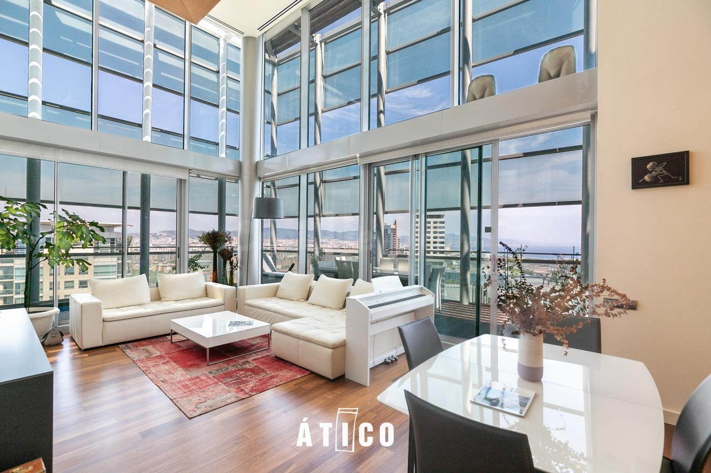 En venta ático dúplex con terraza de 72m2 con vistas al mar en La Illa del Mar, Barcelona