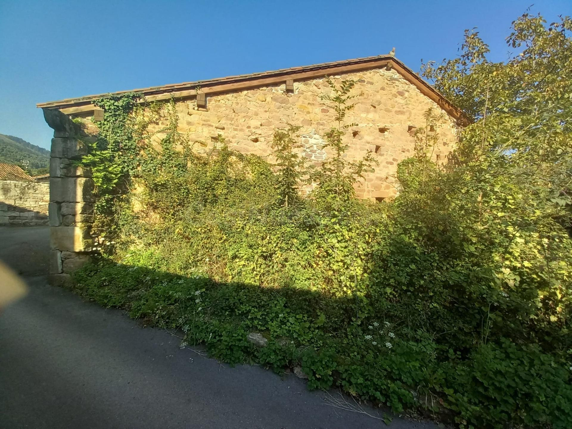 Casa independiente y con jardín en Cabezón de la Sal - foto 2