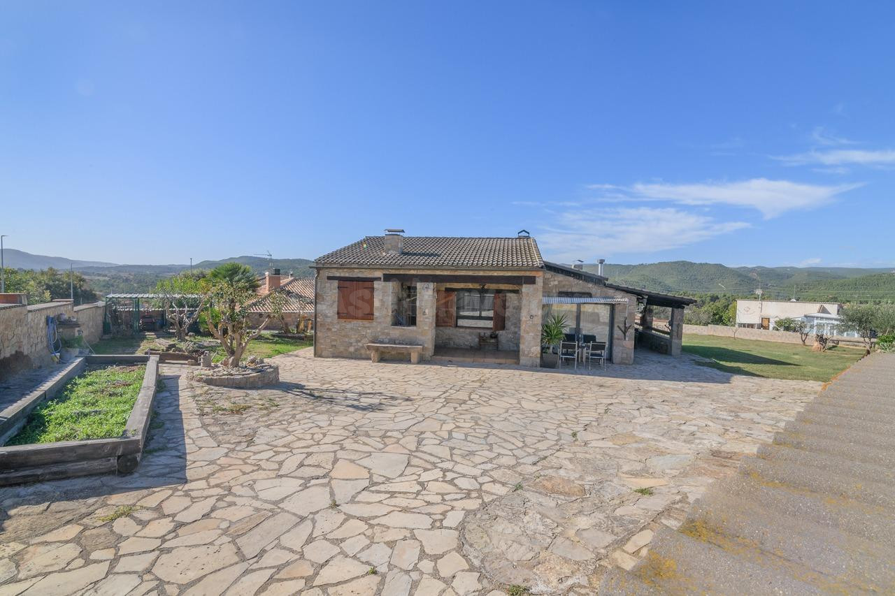 Canet de Fals: casa de piedra en planta baja con amplio porche y barbacoa