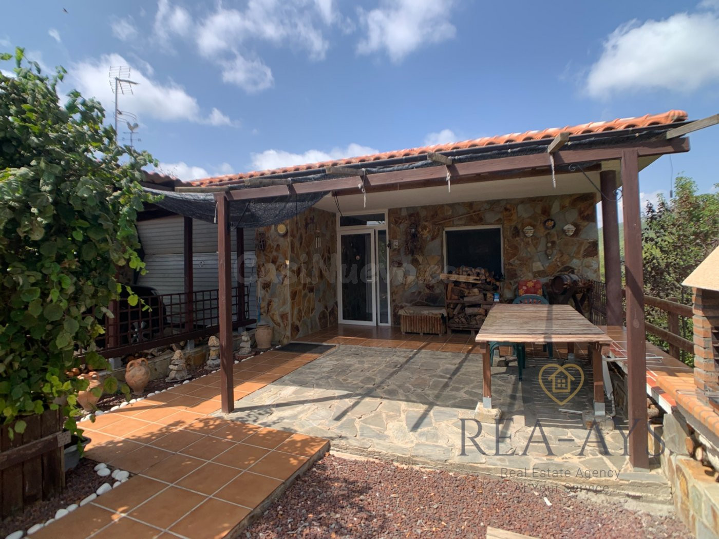 Casa con vistas, jardín y entorno natural – tranquilidad a un paso de Barcelona