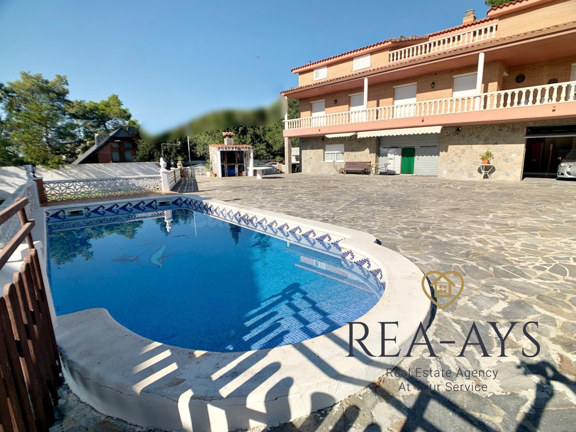 CASA AMPLIA - PARCELA PLANA - PISCINA