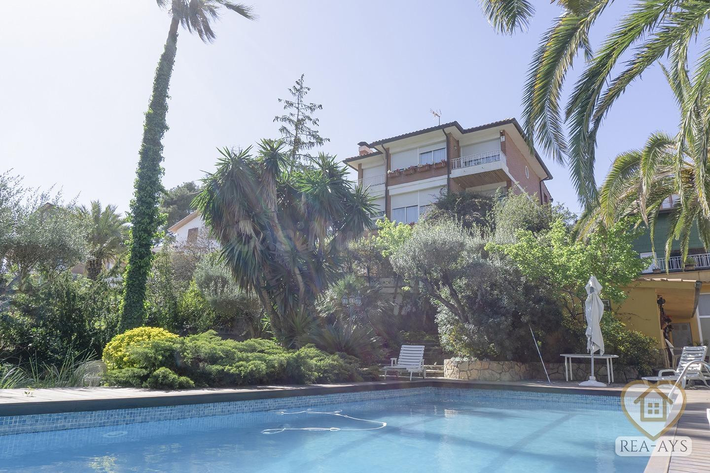 Impresionante Chalet en Vallirana – 5 habitaciones, Piscina, Pista de Squash y Más..