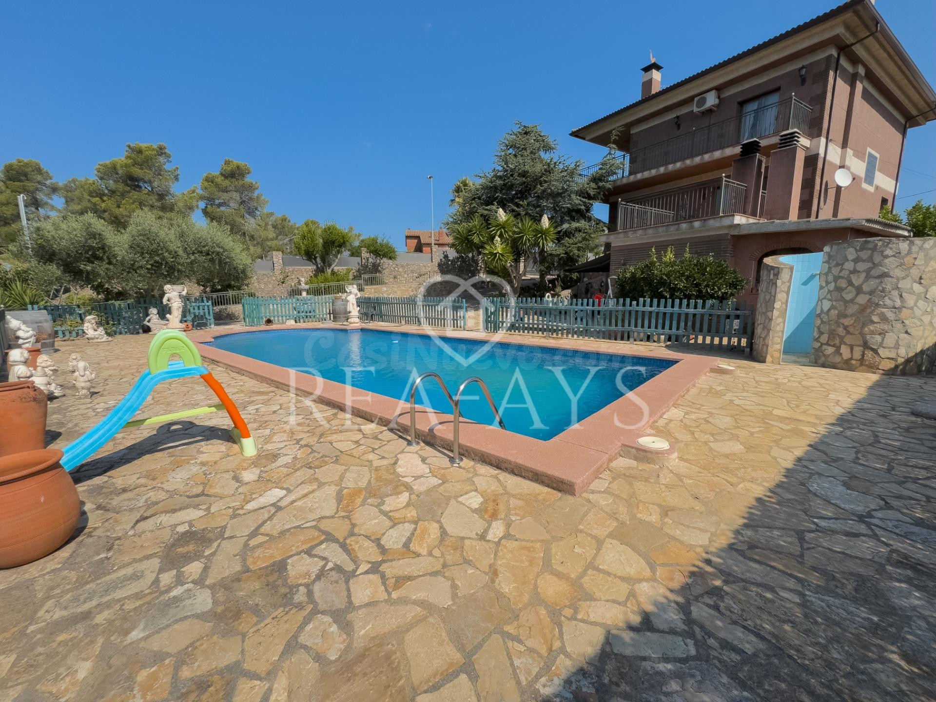 CHALET CON PISCINA Y PARCELA PLANA