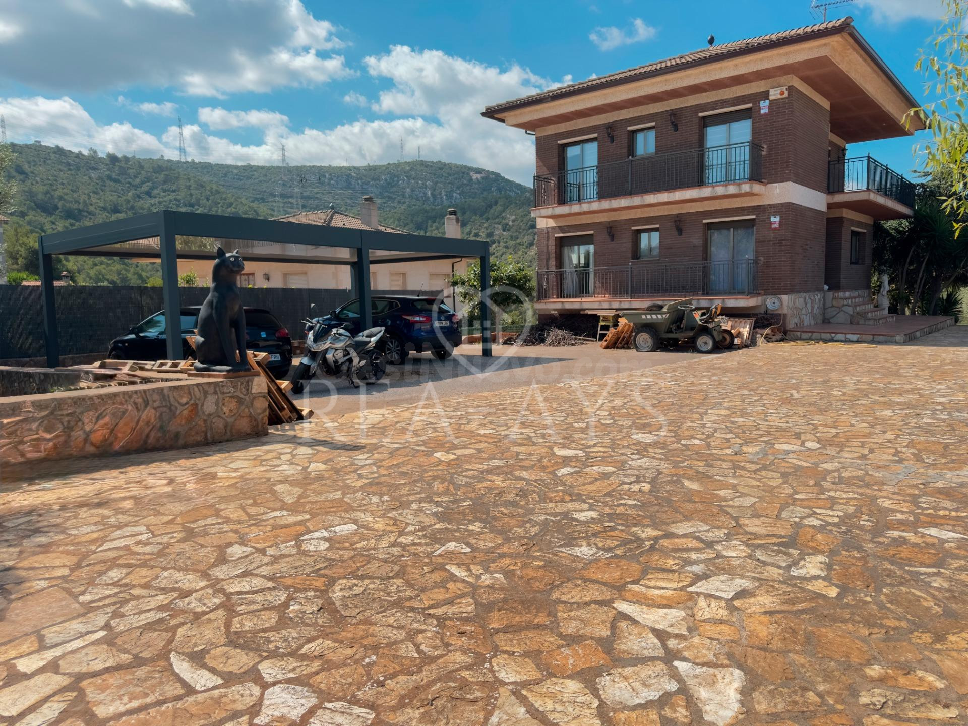 CHALET CON PISCINA Y PARCELA PLANA