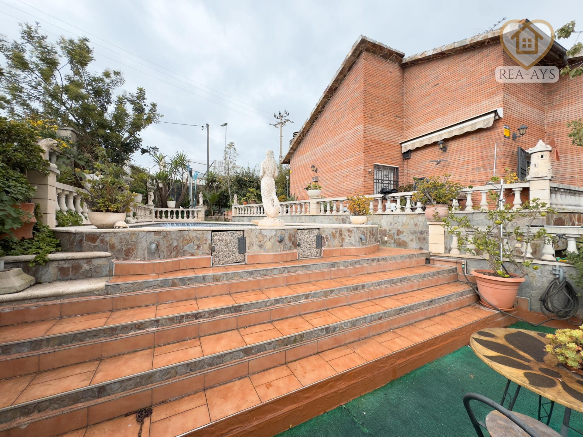 Casa en Sant Vicenç dels Horts con piscina y amplio garaje