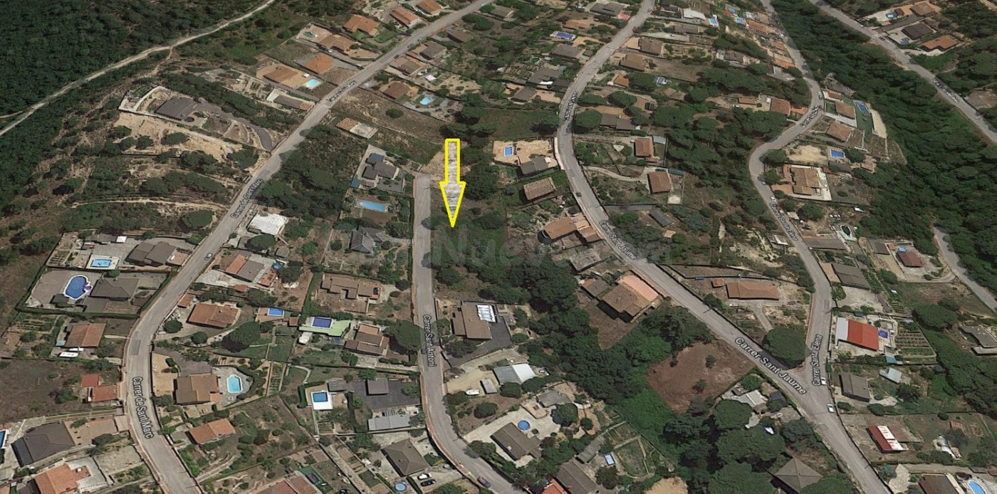 Parcela edificable de 853m2 en la Urbanización Montbarbat con todos los servicios.