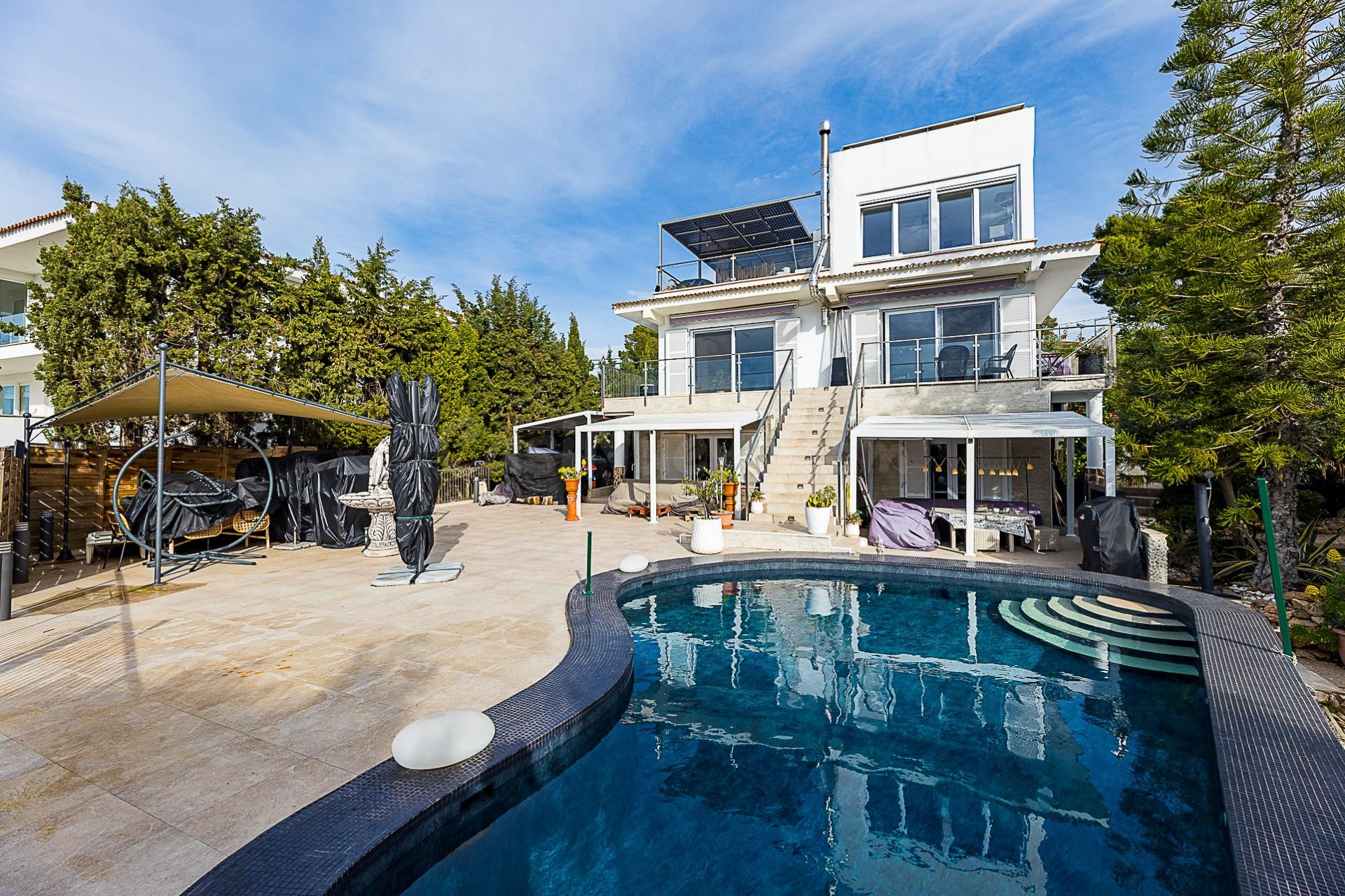 Hermoso chalet unifamiliar con vistas a la Bahía de Palma y solar urbano contiguo incluido