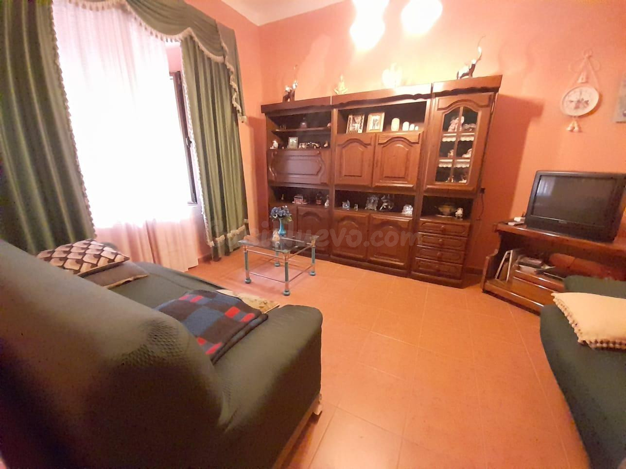CASA CON PATIO EN CASTROMOCHO - foto 2