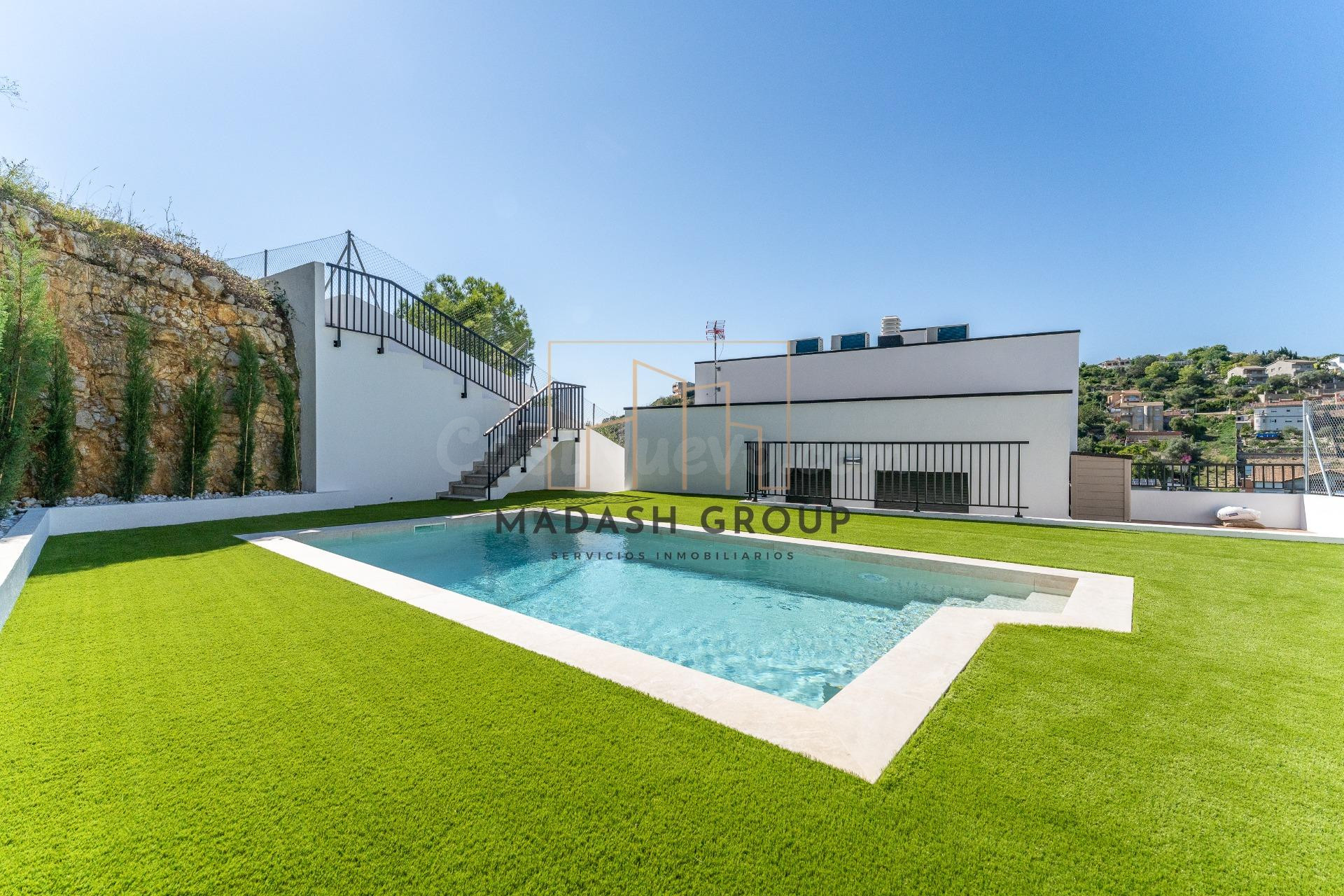 Casa en Segur de Calafell con amplia parcela, piscina y posibilidad de ascensor