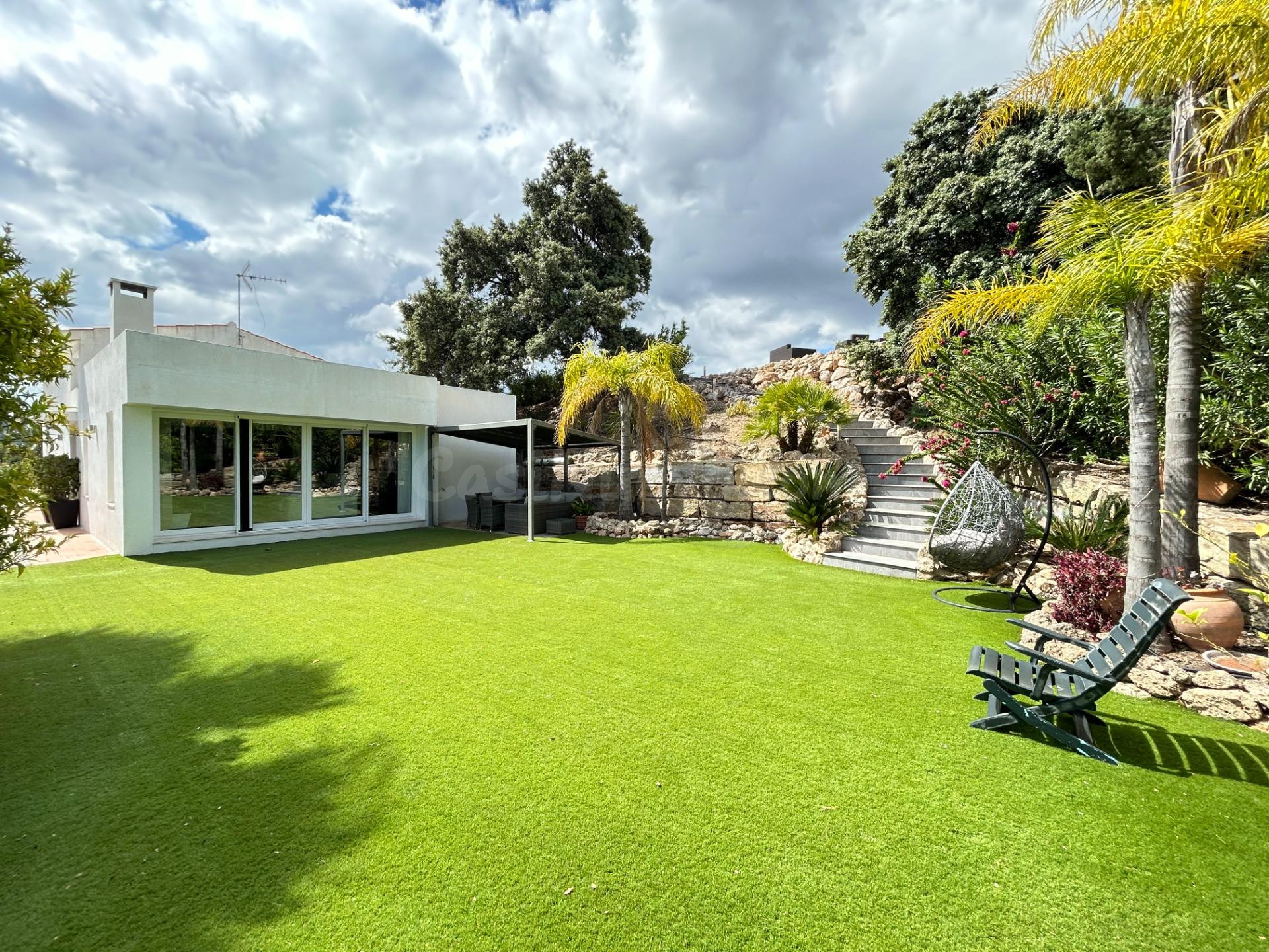 GRAN FINCA CON VILLA DE LUJO Y TERRENO EN PRODUCCIÓN EN COÍN.