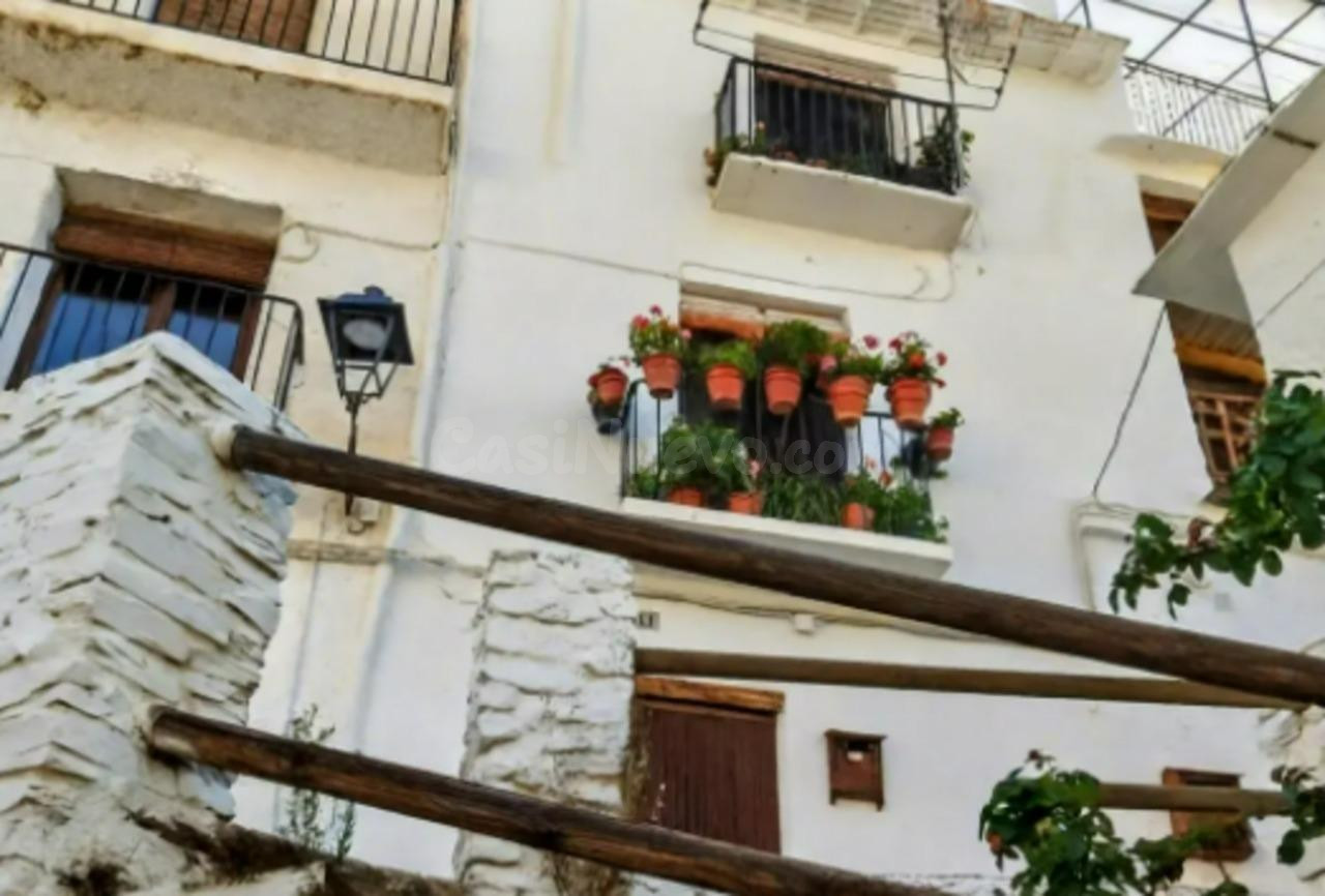 Casa de 180 m2 en el casco histórico de Capileira: encanto auténtico, vigas de castaño y una paz absoluta.