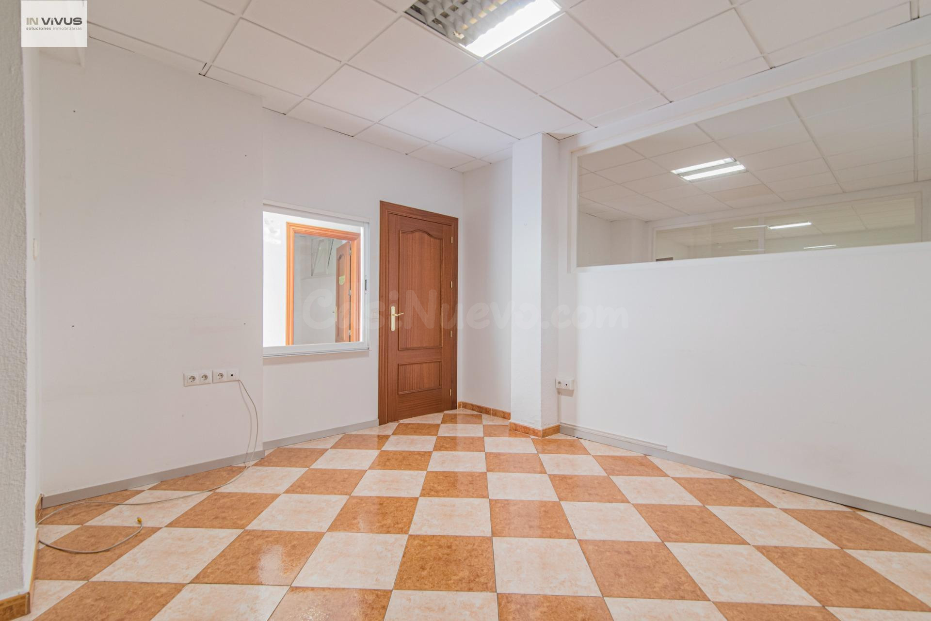 LOCAL COMERCIAL MUY AMPLIO CON 7 DESPACHOS INDIVIDUALES Y GRAN ESCAPARATE EN BARRIO PAJARITOS