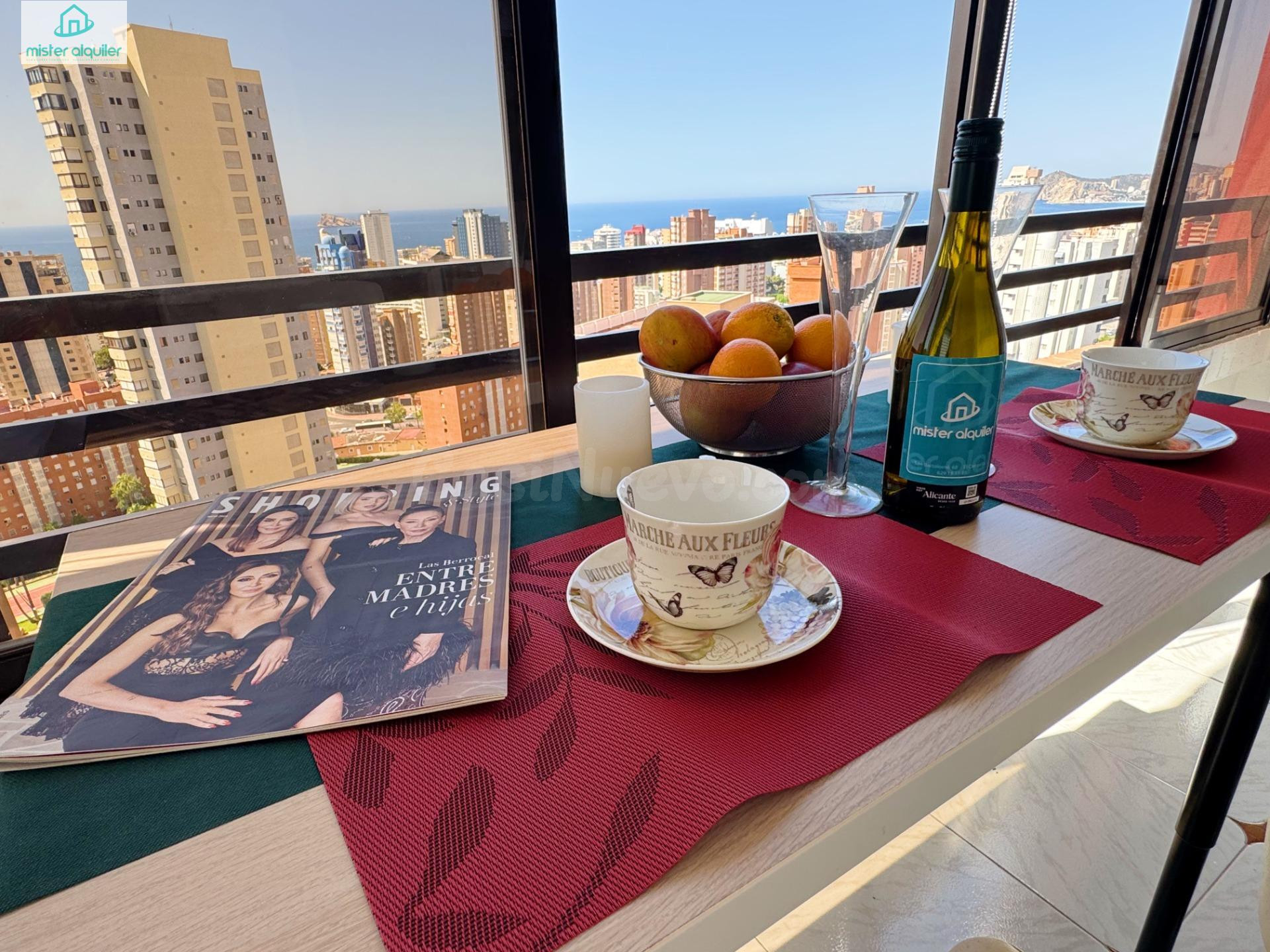 EXCLUSIVO APARTAMENTO PANORÁMICO EN EL CORAZÓN DE BENIDORM, A POCOS MINUTOS DE LA PLAYA