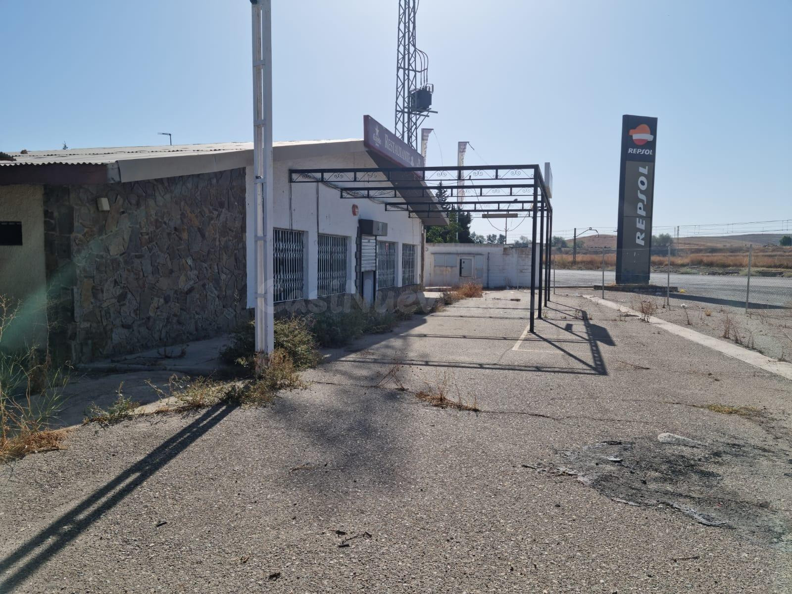 D. Local con licencia de apertura en zona estratégica junto al proyecto Base Logística