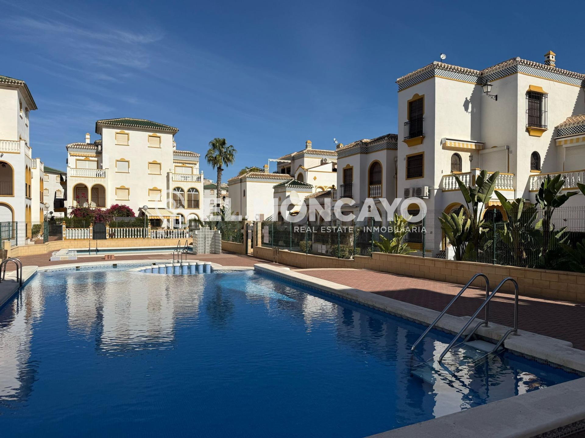 Fantástico bungalow de planta alta con bonitas vistas a escasos metros de las playas de Torrevieja, Costa Blanca