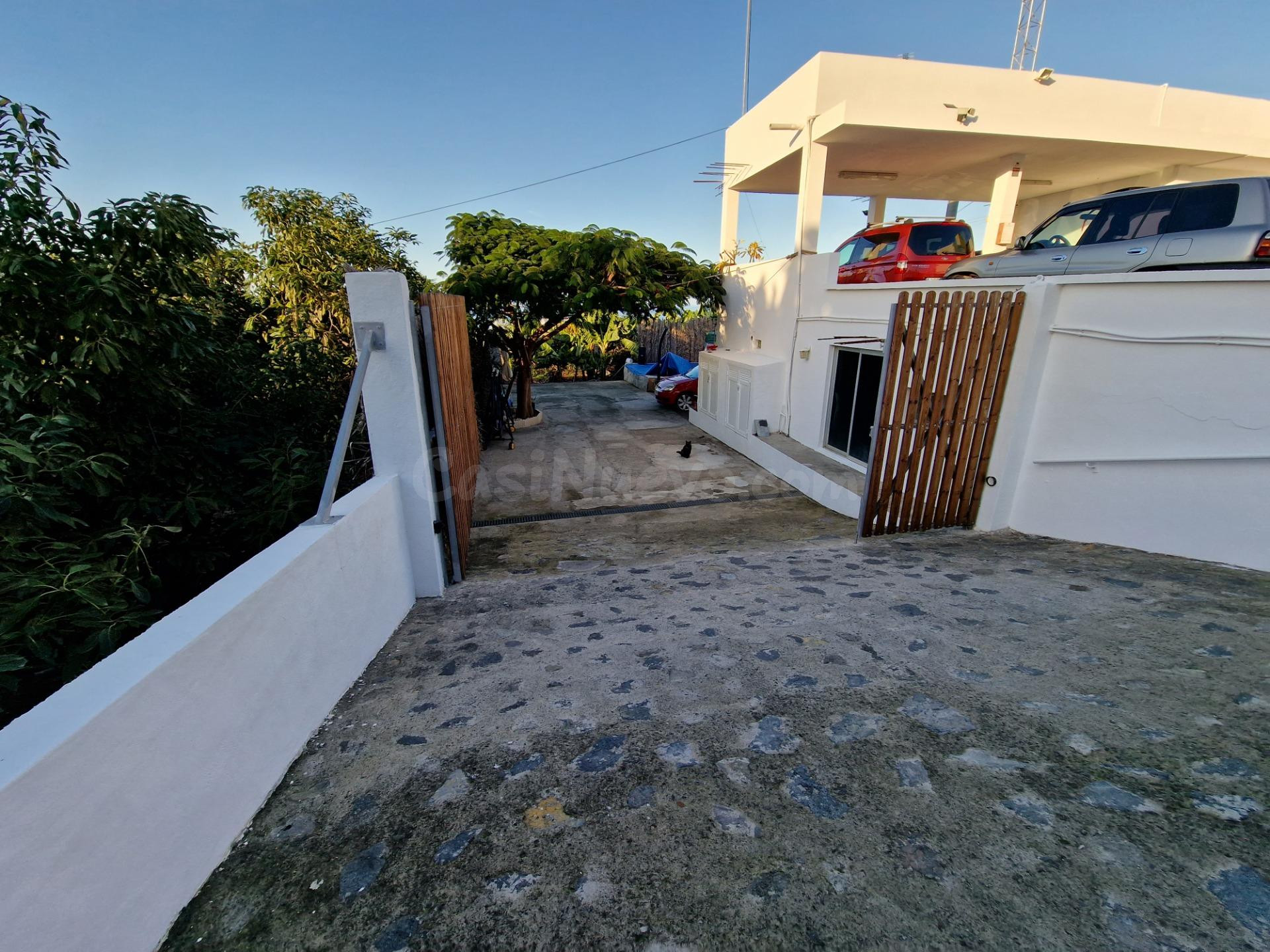 Vivienda con  Terreno de siembra, zonas de terraza y piscina.