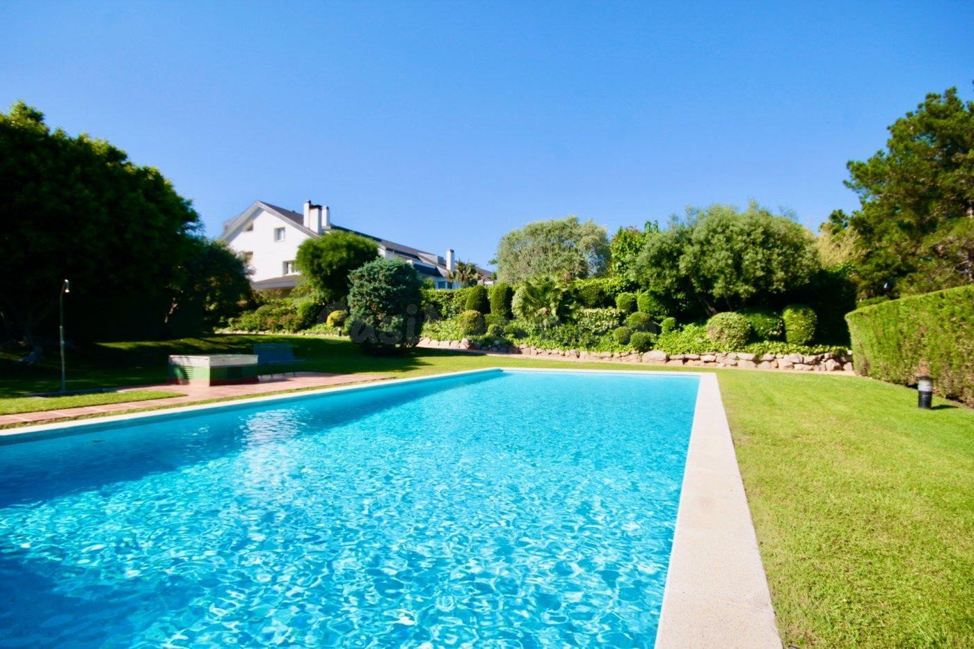 Magnífica casa con jardín y piscina en exclusivo complejo con vigilancia.