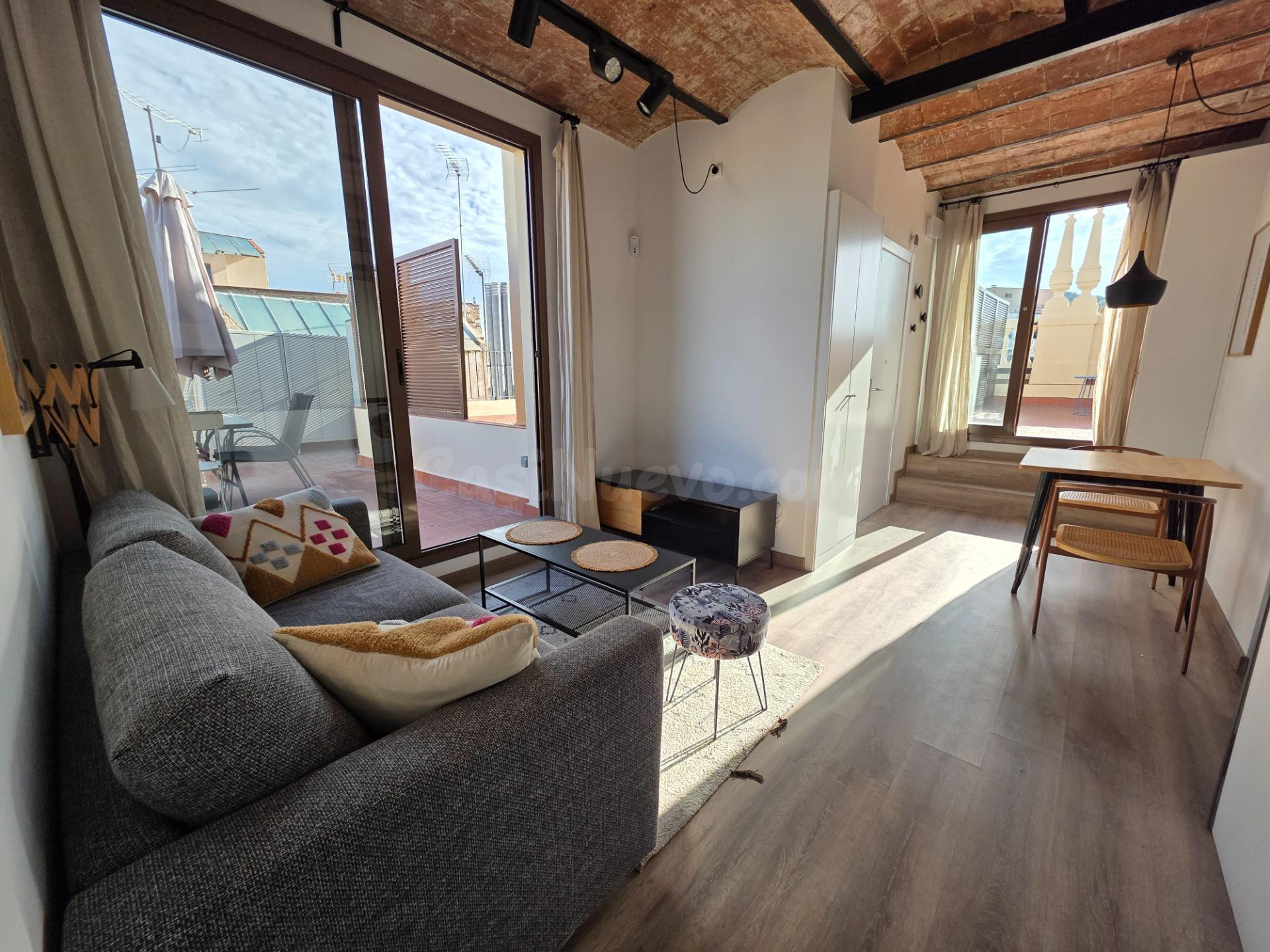 Ático con Solarium reformado en el corazón del Paral·lel (Barcelona)