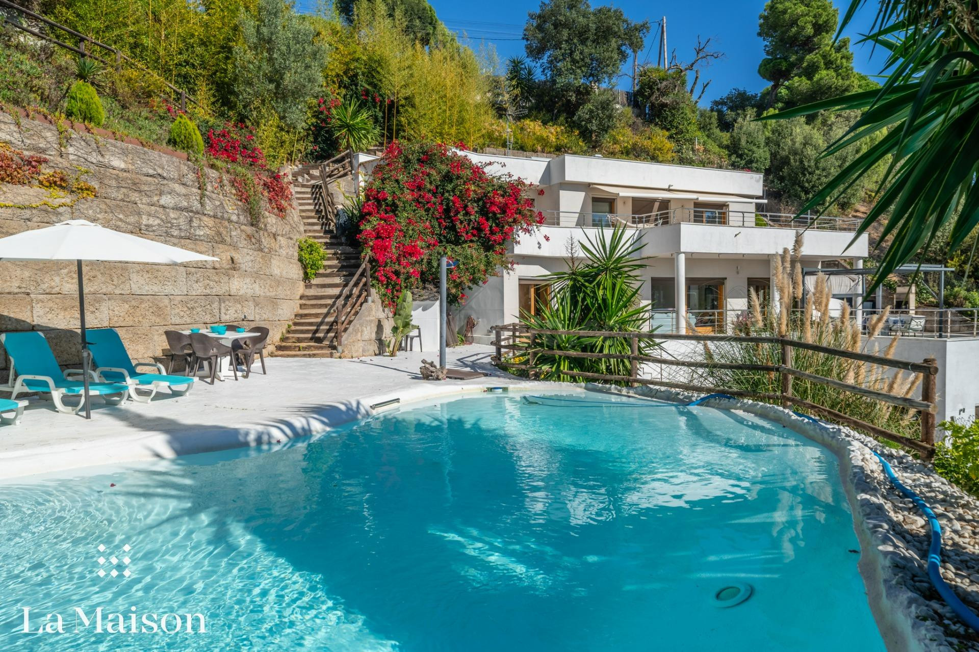 Vivienda contemporánea con vistas al mar y la montaña en el Maresme
