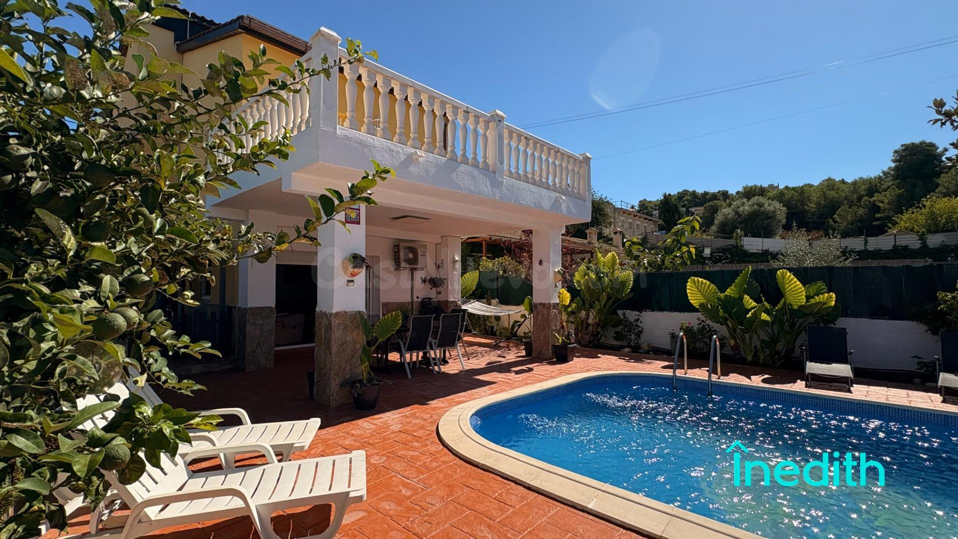 Espectacular chalet independiente con piscina y vistas despejadas en Costa Cunit
