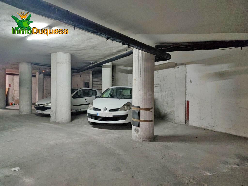 Aparcamiento para COCHE pequeño junto a Camino de Ronda.